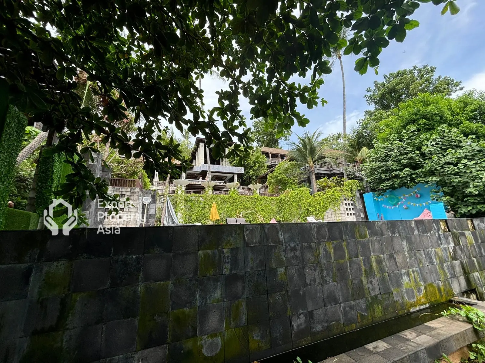 "Hôtel en Bord de Mer à Vendre à Chaweng Noi, Koh Samui – Lieu d'Événements, Villas et Rendements d'Investissement Solides"