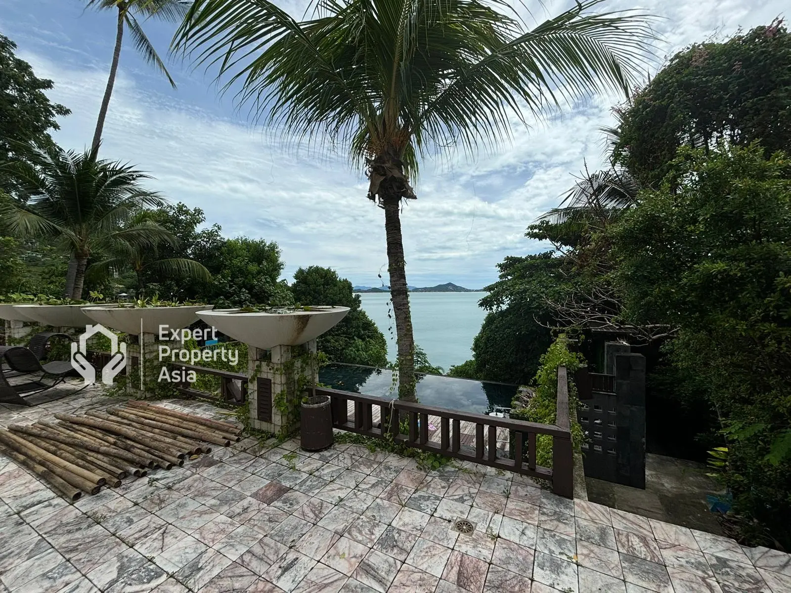 "Hôtel en Bord de Mer à Vendre à Chaweng Noi, Koh Samui – Lieu d'Événements, Villas et Rendements d'Investissement Solides"