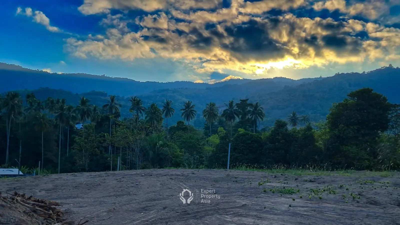 MODERN TROPICAL DESIGN STYLE VILLA WITH STUNNING MOUNTAIN VIEW IN LAMAI AREA OF KOH SAMUI