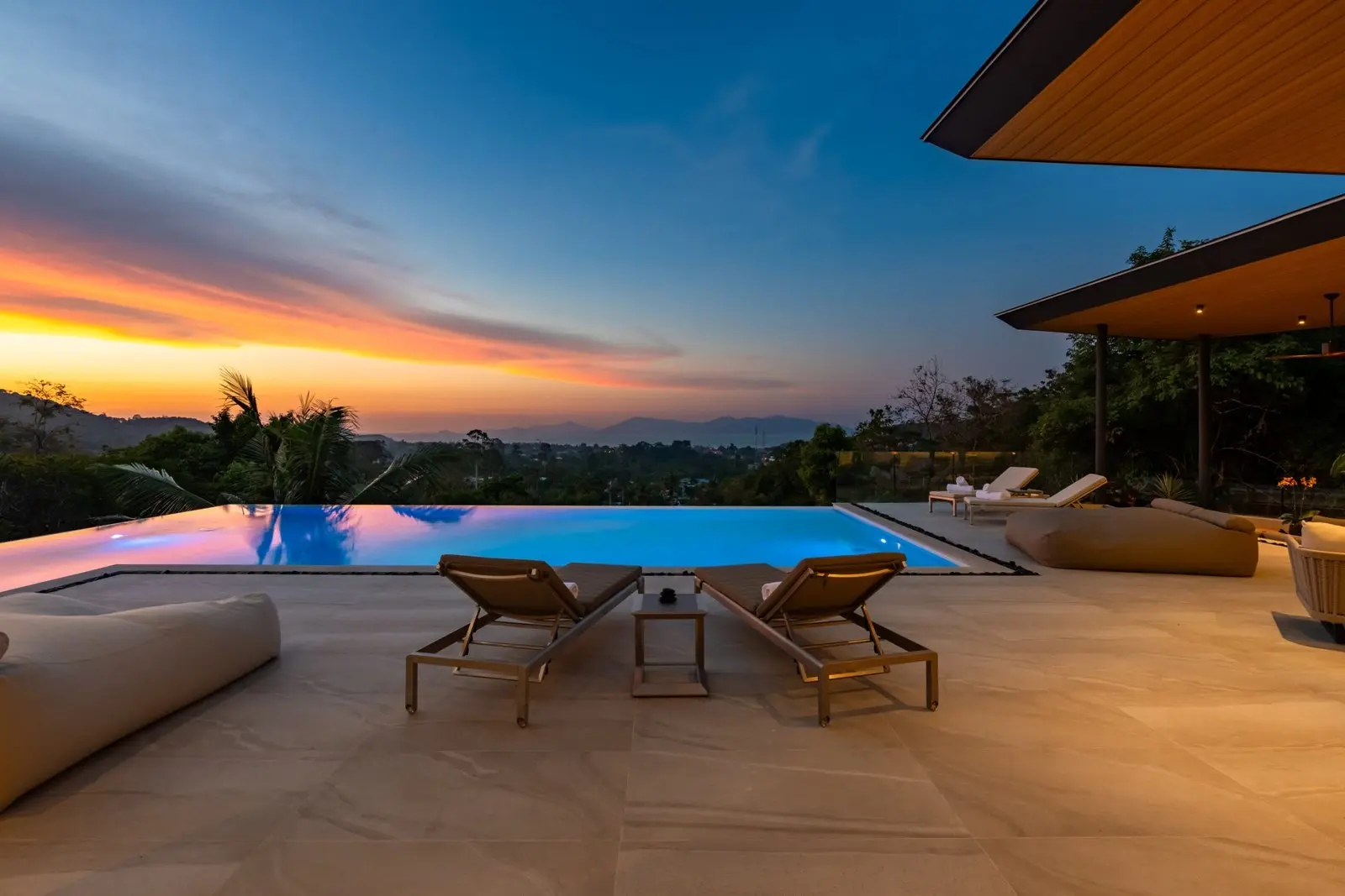 "4 Bedrooms Seaview Villa in Bophut Koh Samui"