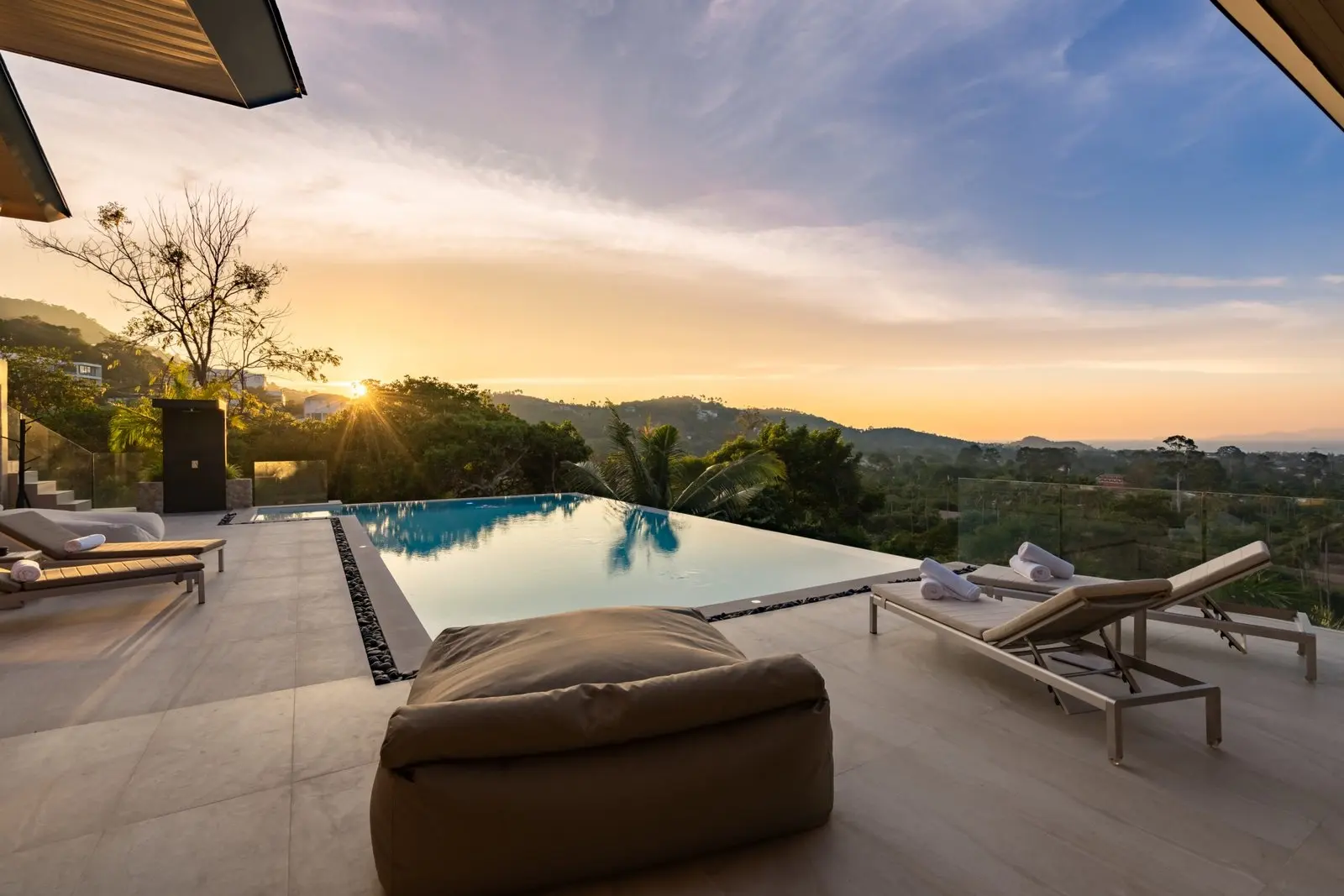 "4 Bedrooms Seaview Villa in Bophut Koh Samui"