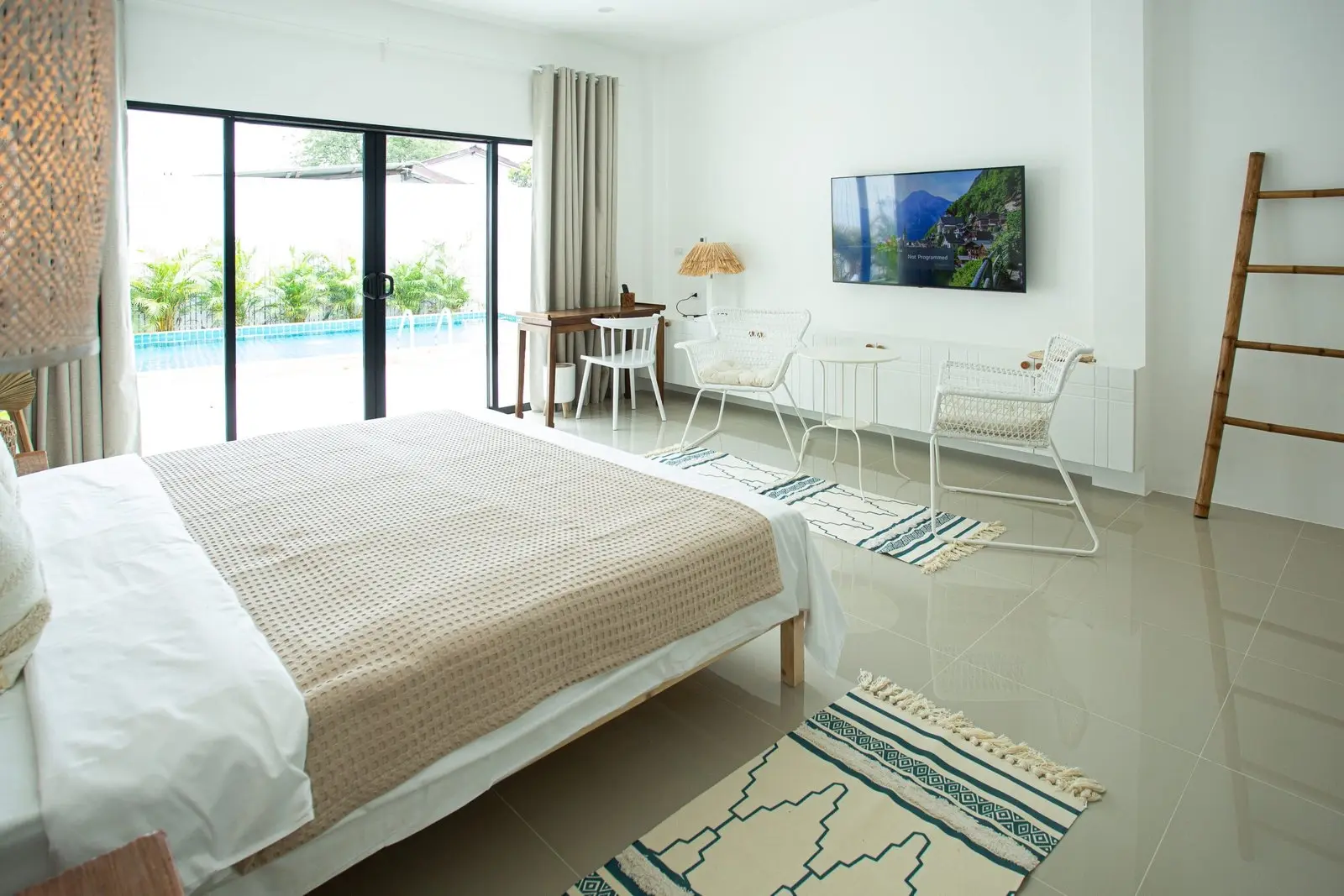 5-Bedrooms Villa: Best Location in Chaweng Koh Samui" " SALE"