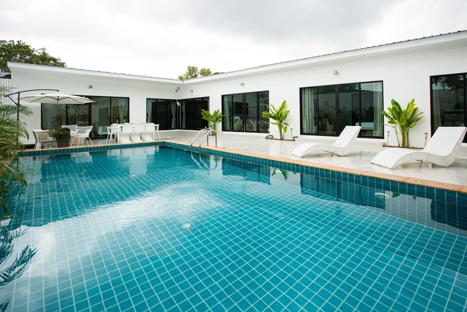 5-Bedrooms Villa: Best Location in Chaweng Koh Samui" " SALE"