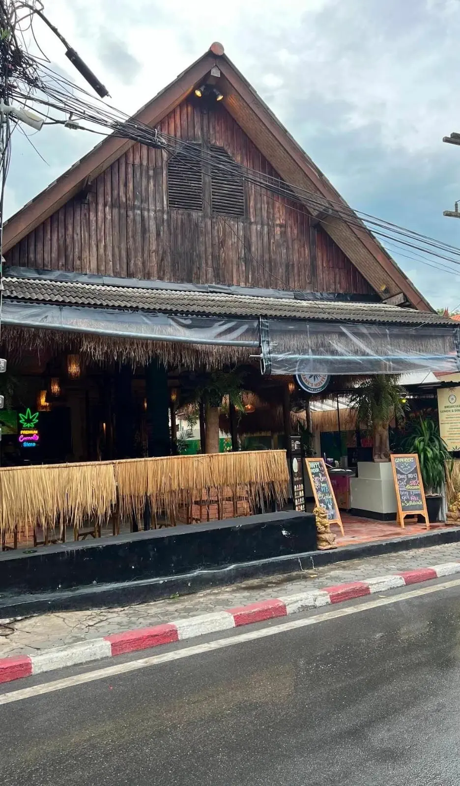 บาร์และร้านอาหารในลามายใกล้ชายหาด!