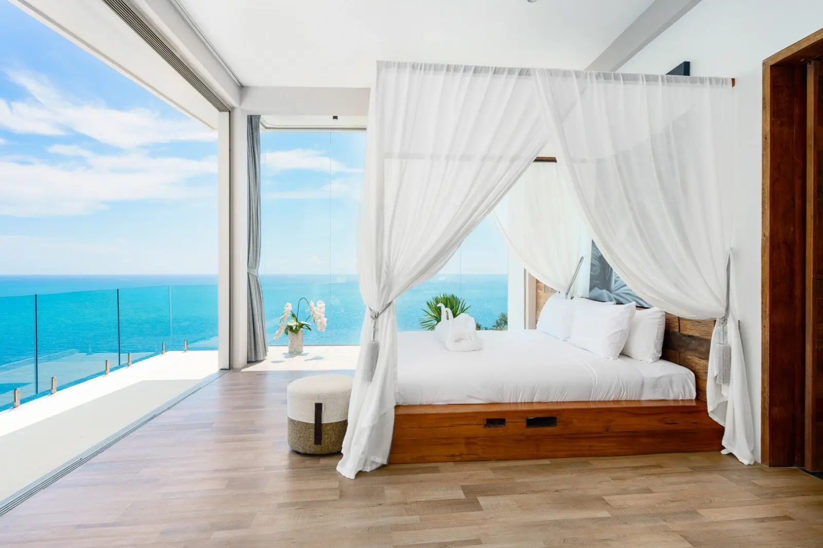 "5-Bedroom Seaside Villa in Chaweng Noi, Koh Samui, Offering Mesmerizing Sea Views" Freehold