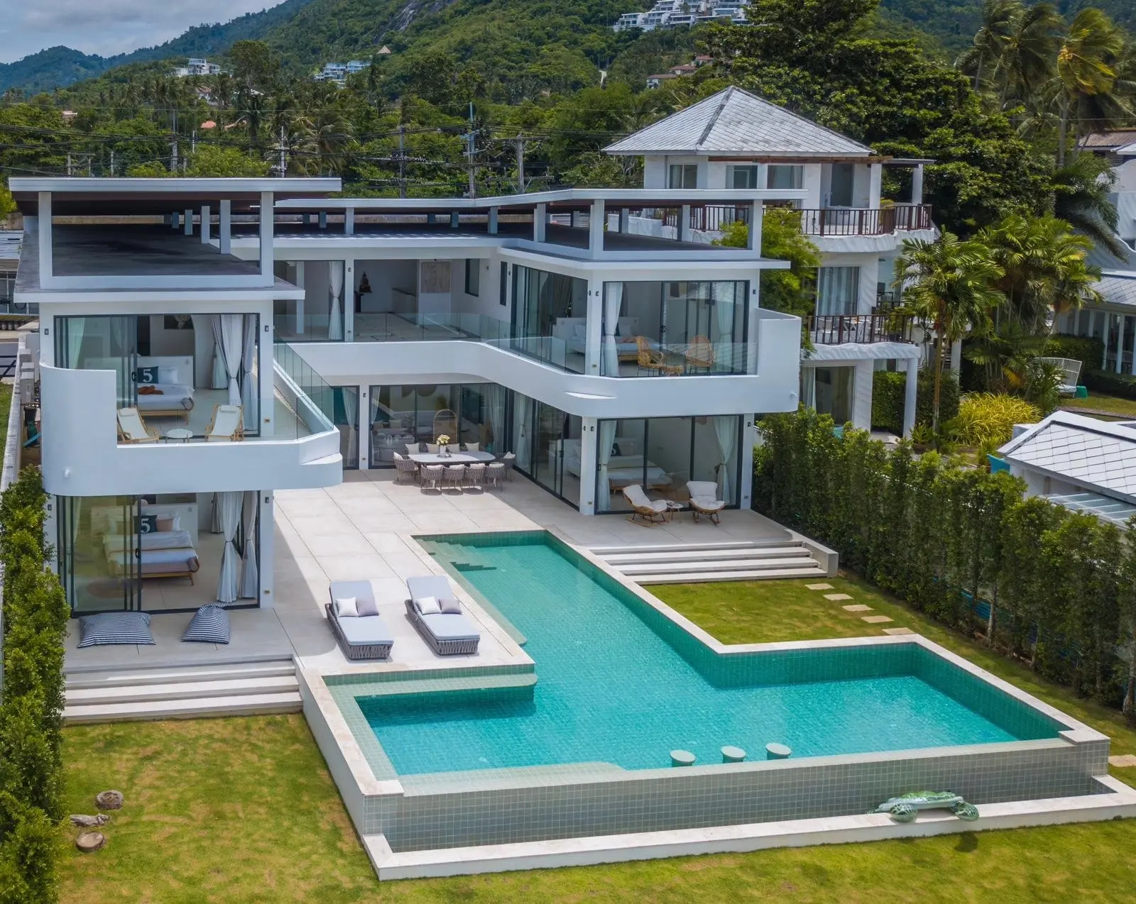 "5-Bedroom Beachfront Villa with T-Shaped Pool in Lamai"