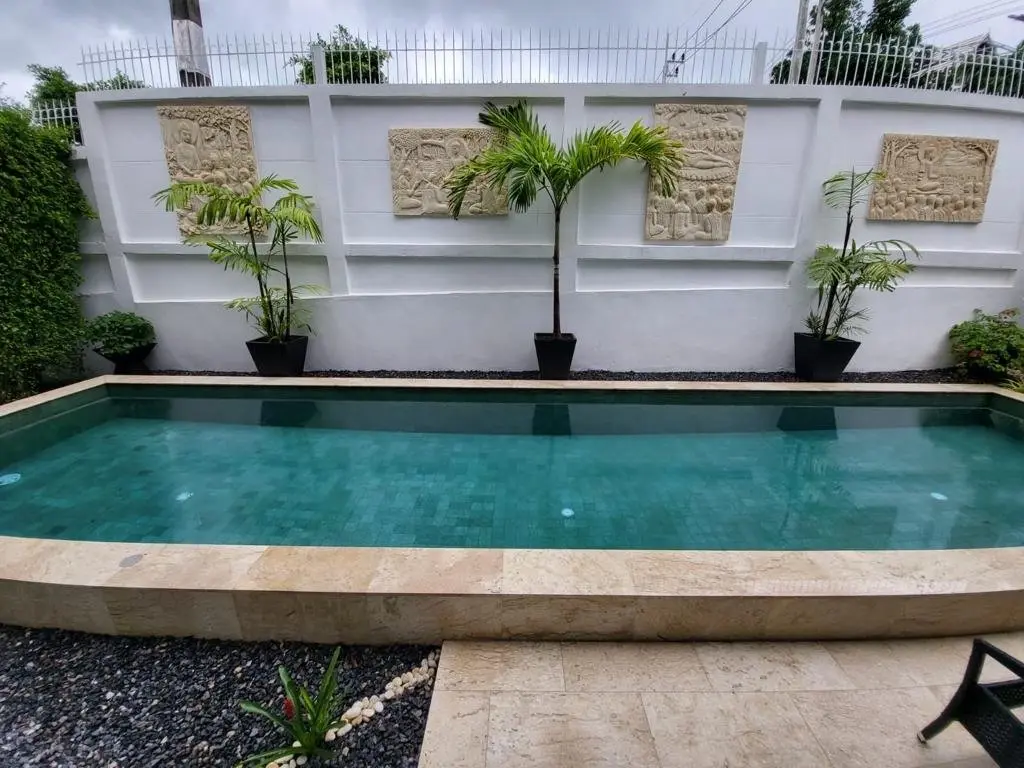 Maison individuelle de 3 chambres avec piscine à louer