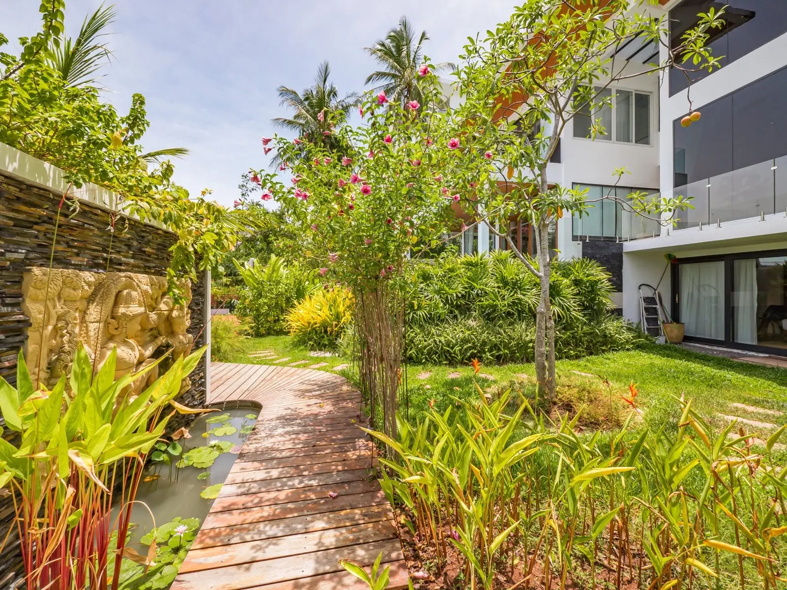 4-Bedroom Luxury Pool Villa with 180-degree ocean view