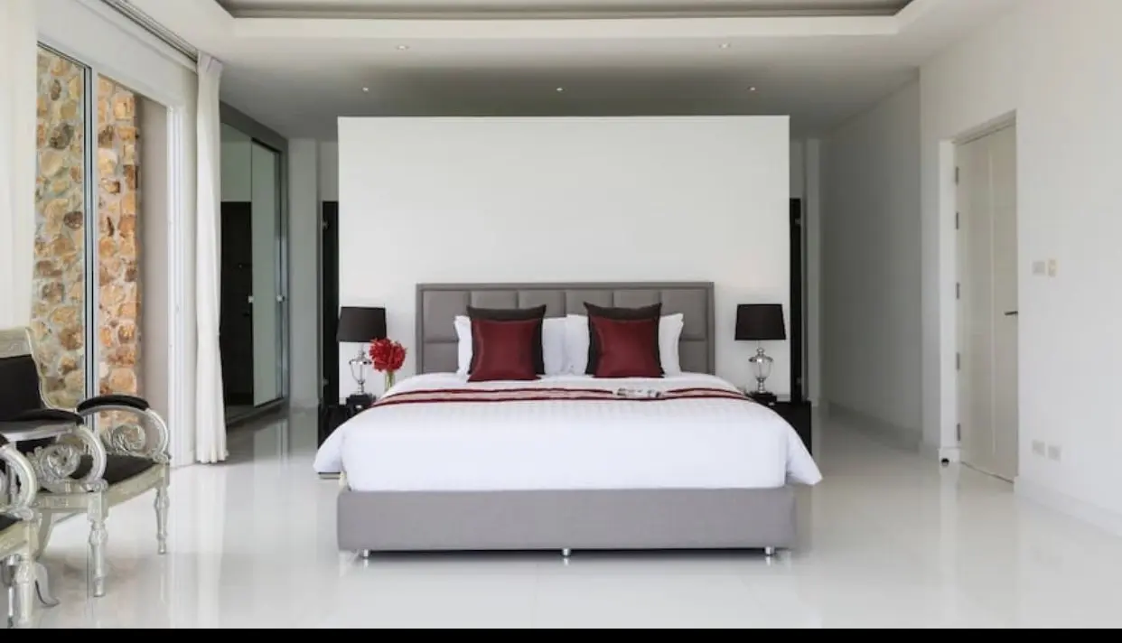 "Seaside Splendor: Luxurious 4-Bedroom Villa with Panoramic Views and Infinity Pool in Chaweng Beach"