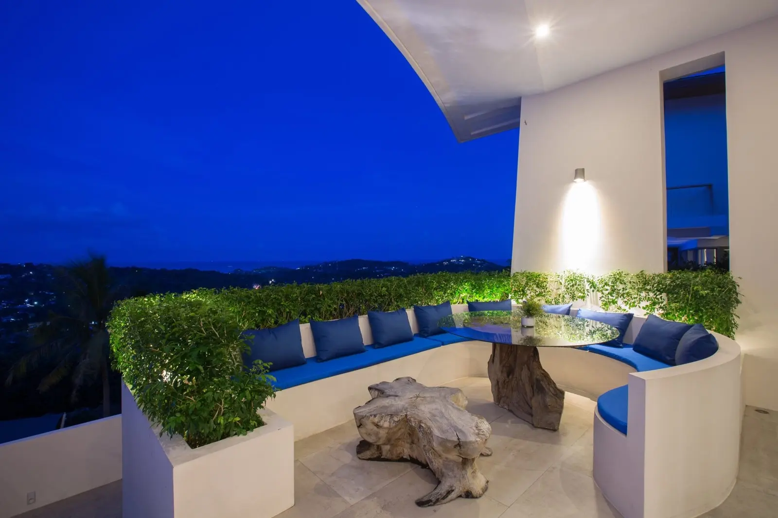 "5-Bedroom Oceanfront Opulence: Luxurious Villa Living in Koh Samui's Plai Leam"