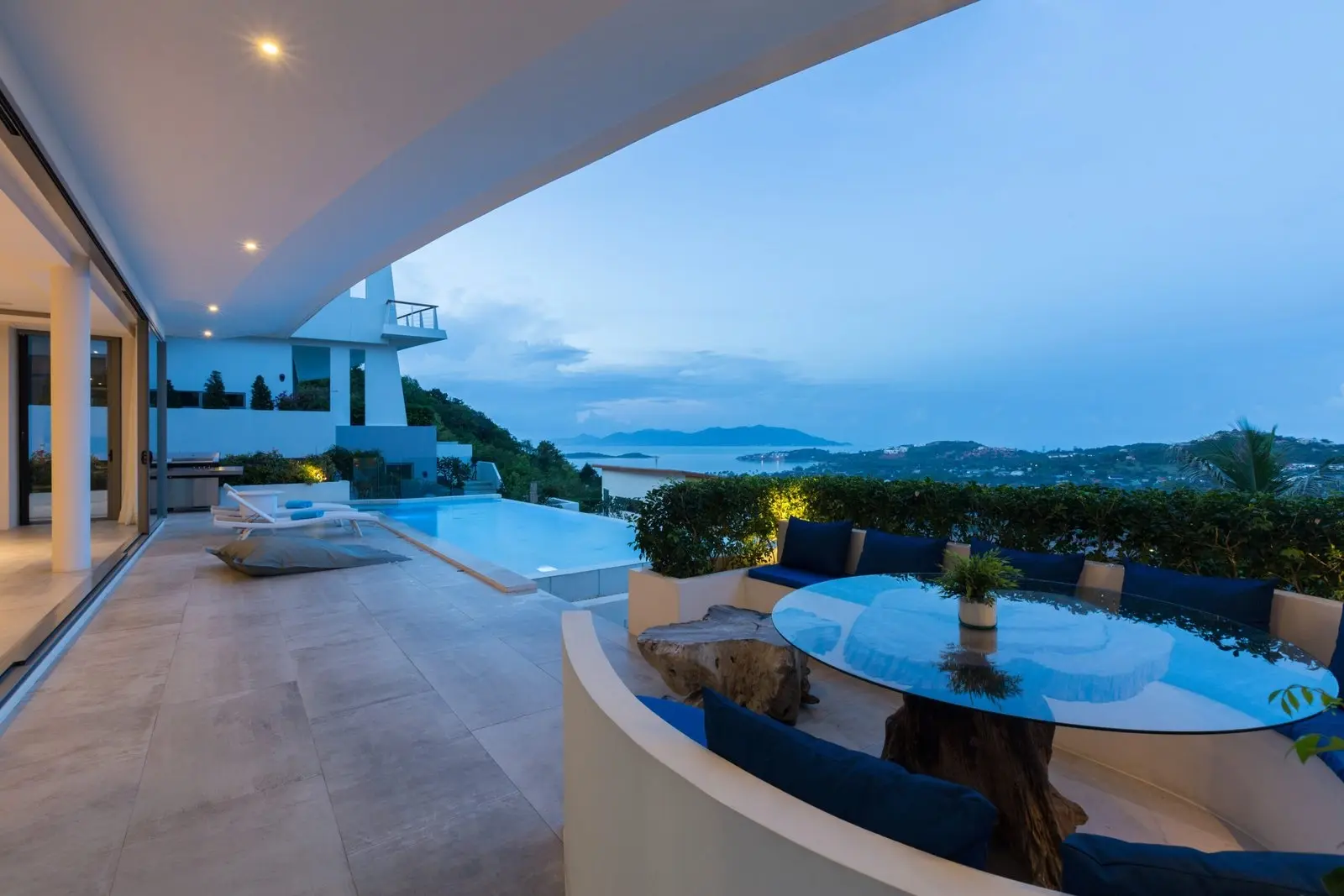 "5-Bedroom Oceanfront Opulence: Luxurious Villa Living in Koh Samui's Plai Leam"