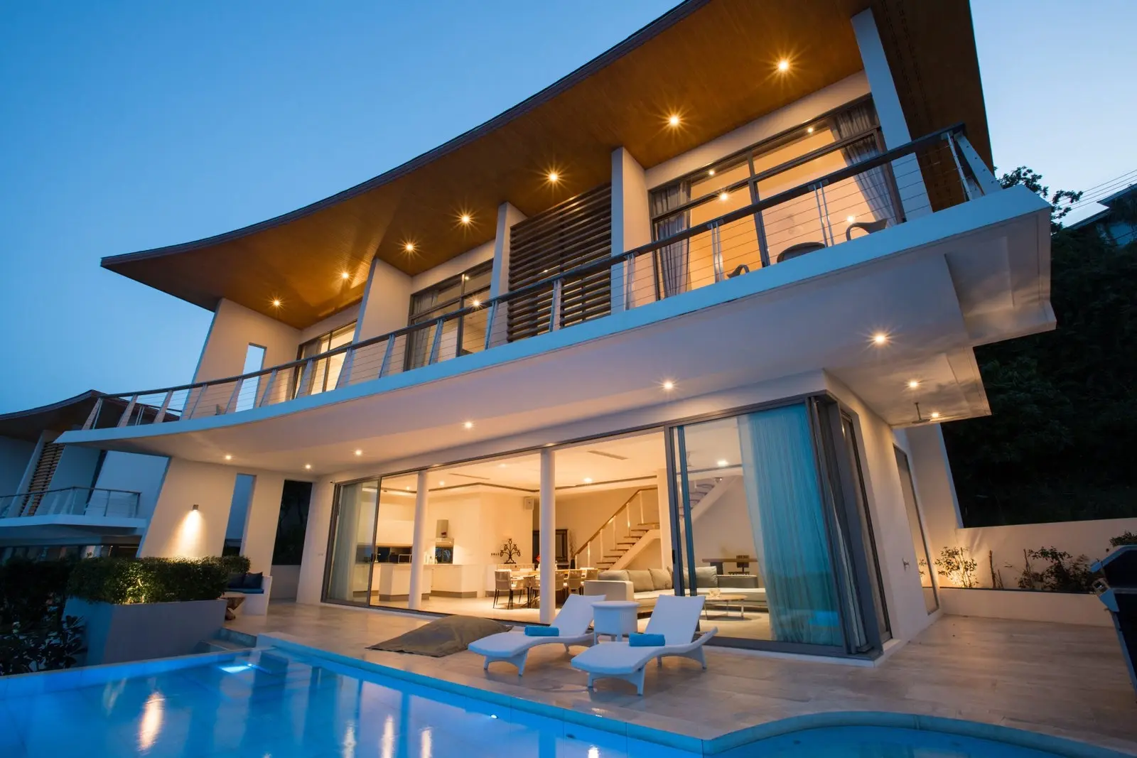 "5-Bedroom Oceanfront Opulence: Luxurious Villa Living in Koh Samui's Plai Leam"