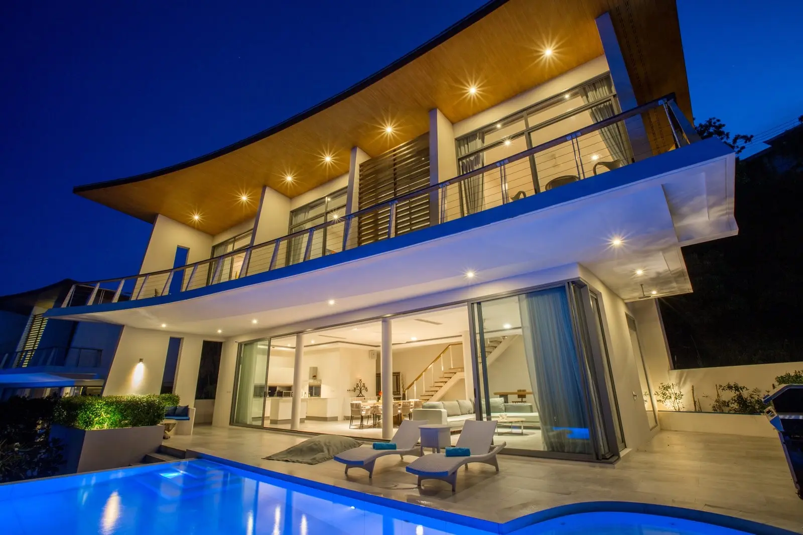 "5-Bedroom Oceanfront Opulence: Luxurious Villa Living in Koh Samui's Plai Leam"