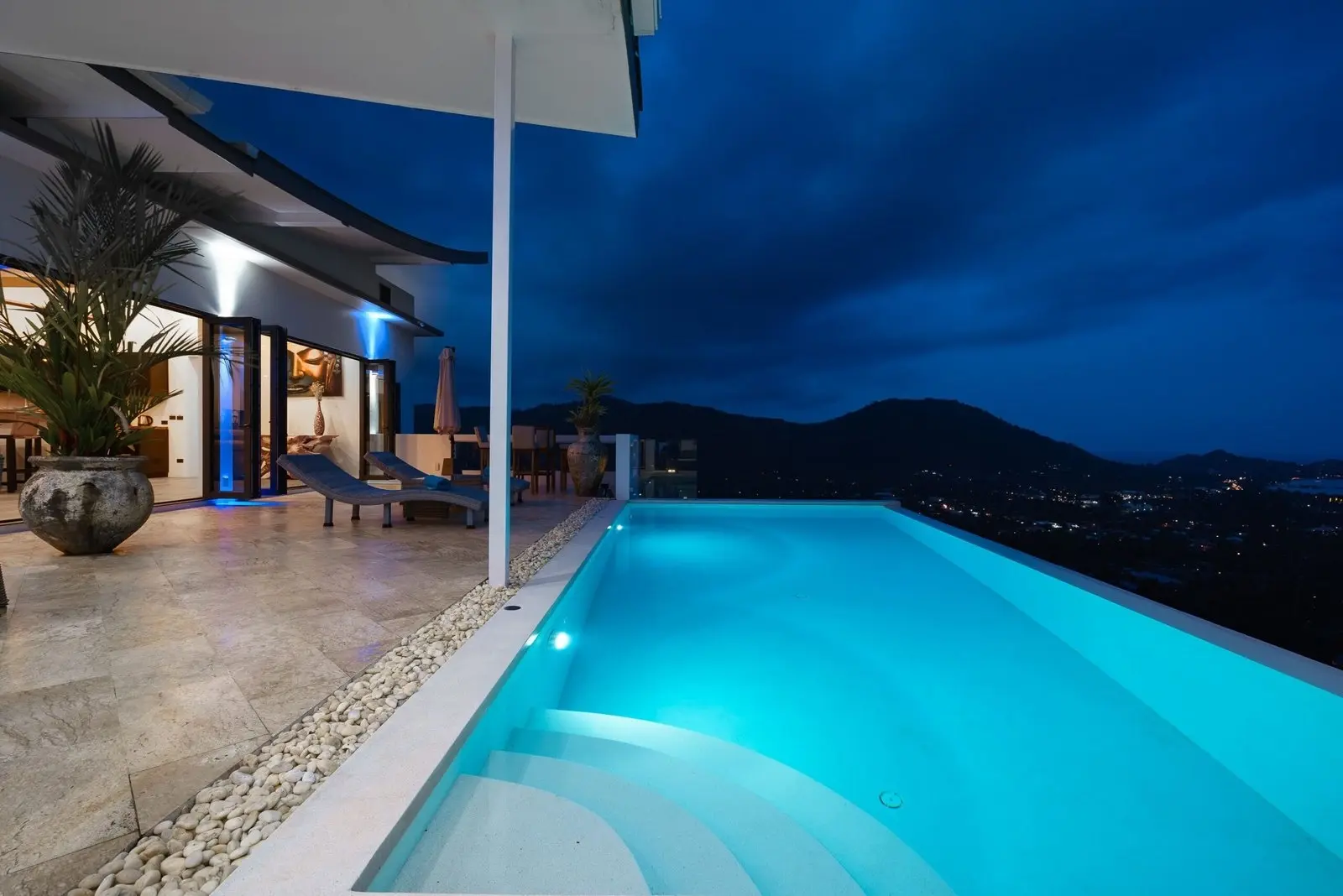 Superbe villa de 4 chambres avec piscine et vue imprenable sur la mer