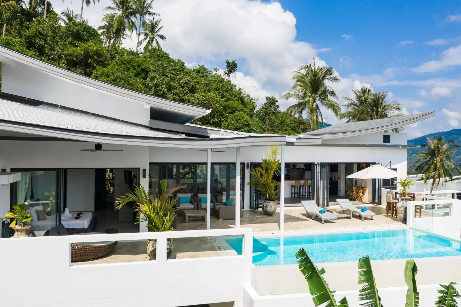 Superbe villa de 4 chambres avec piscine et vue imprenable sur la mer