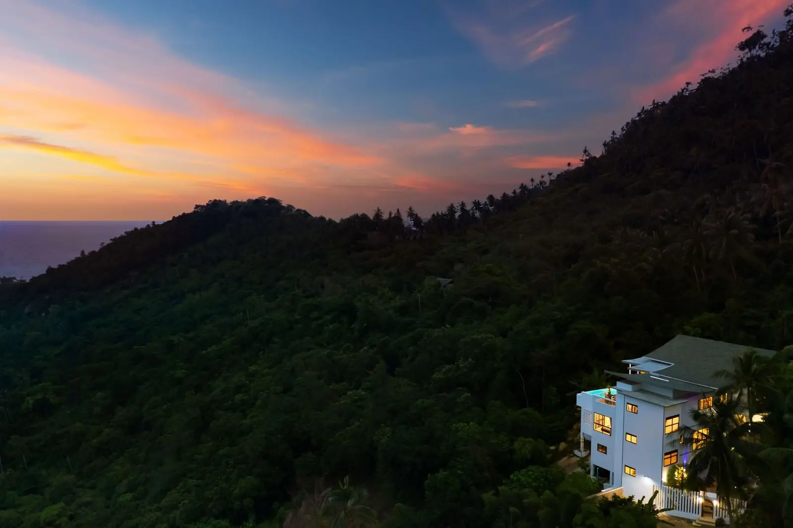 Superbe villa de 4 chambres avec piscine et vue imprenable sur la mer