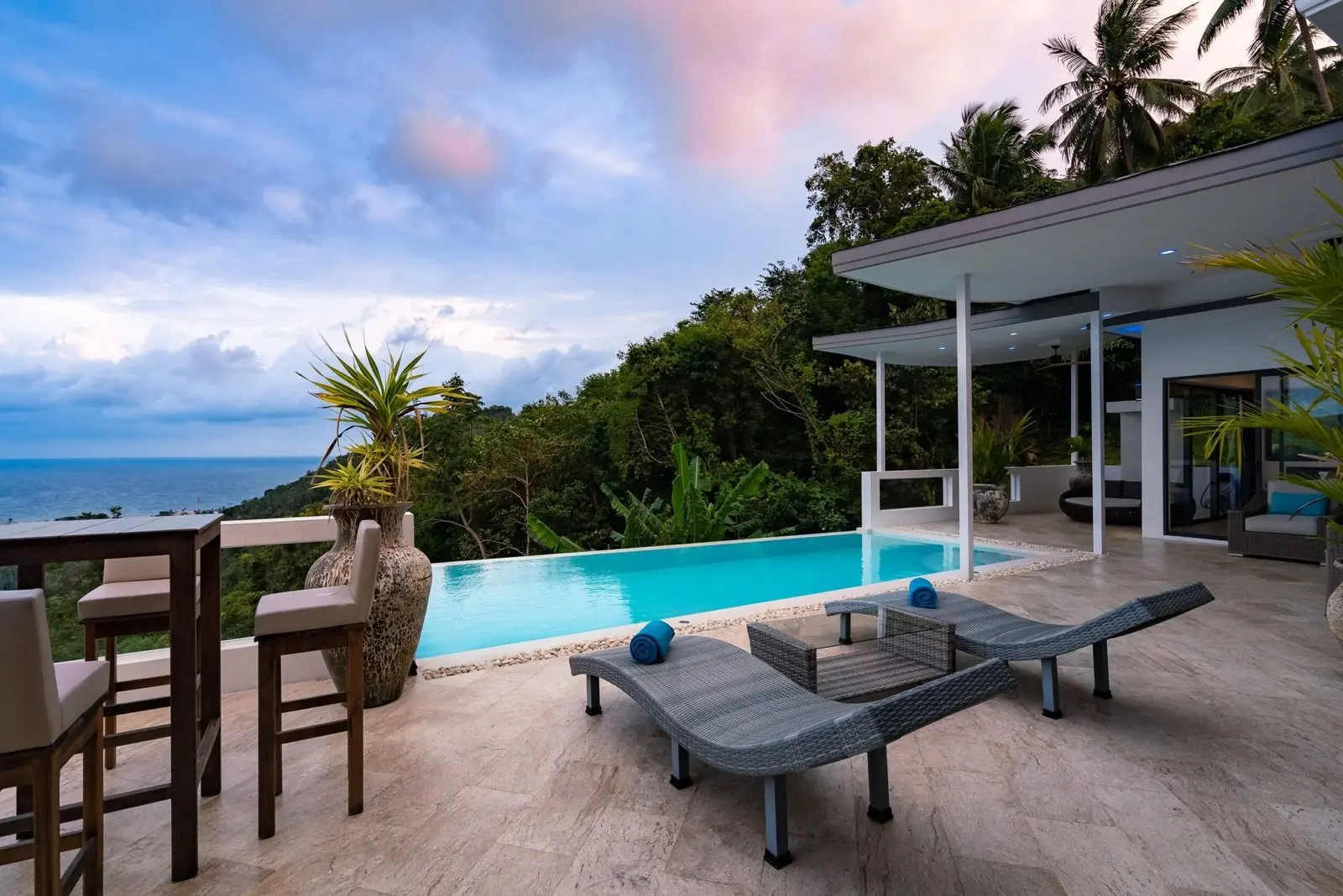 Superbe villa de 4 chambres avec piscine et vue imprenable sur la mer