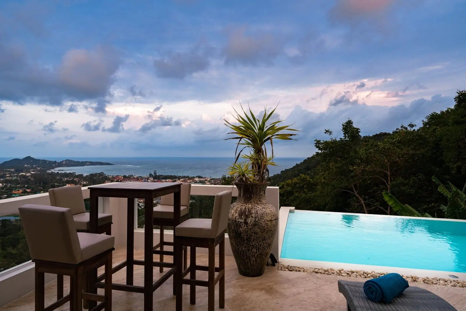 Superbe villa de 4 chambres avec piscine et vue imprenable sur la mer