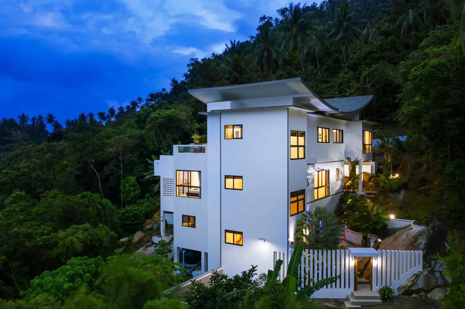 Superbe villa de 4 chambres avec piscine et vue imprenable sur la mer