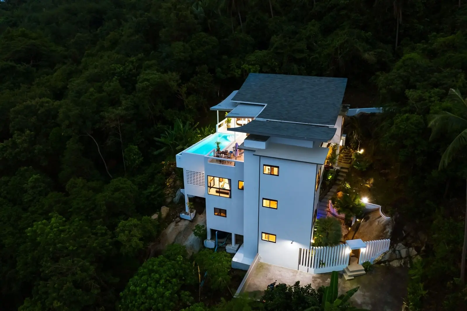 Superbe villa de 4 chambres avec piscine et vue imprenable sur la mer