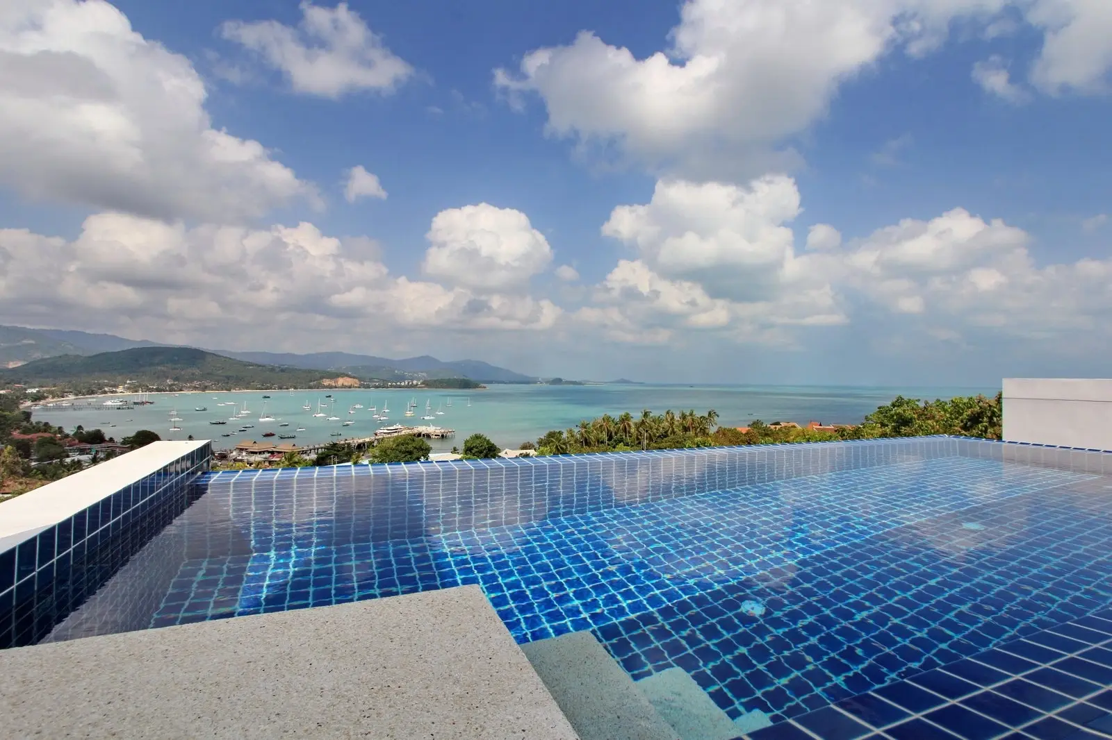 Superbe villa avec piscine de 2 chambres offrant une vue panoramique sur la mer à vendre