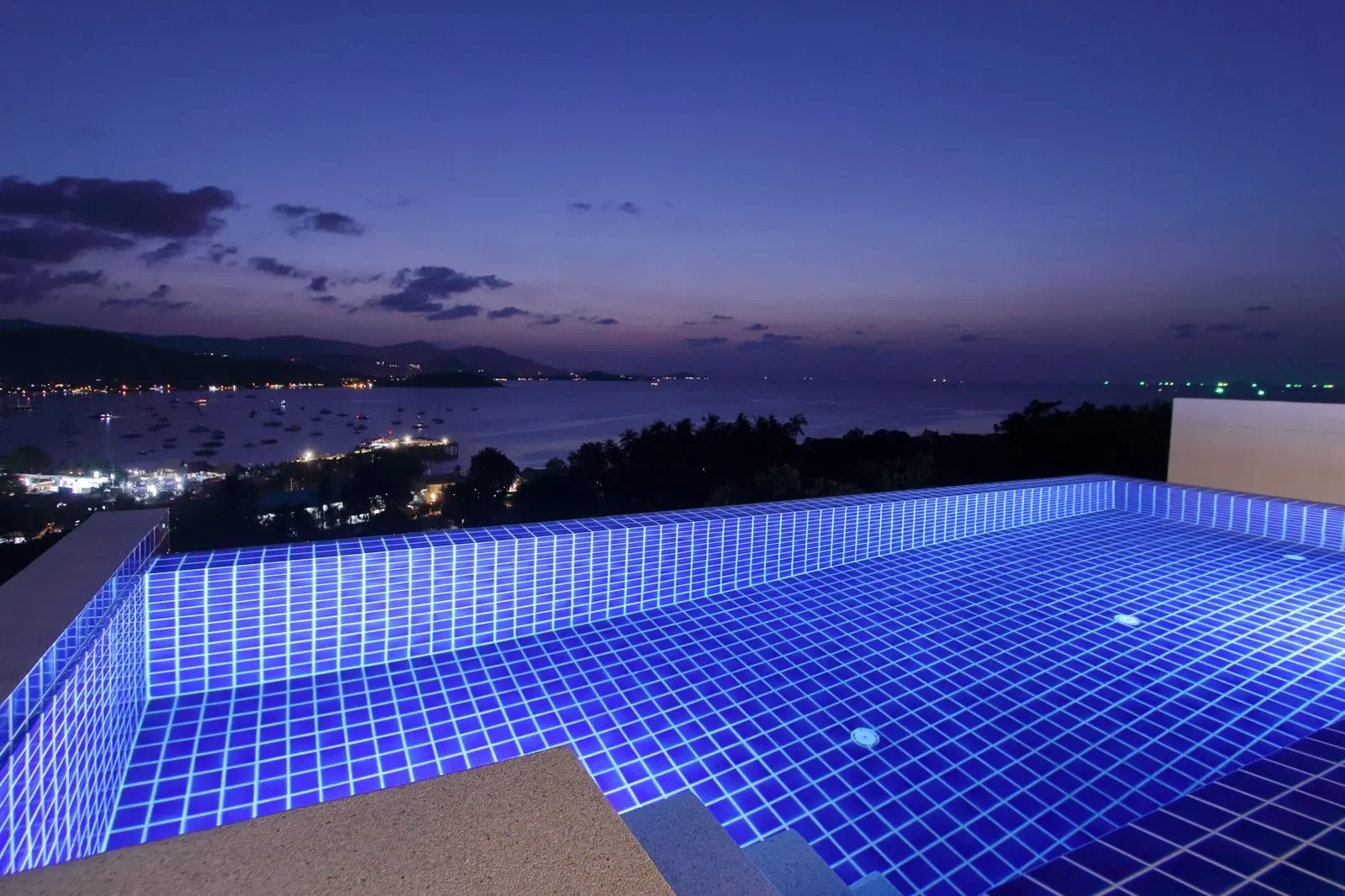 Superbe villa avec piscine de 2 chambres offrant une vue panoramique sur la mer à vendre