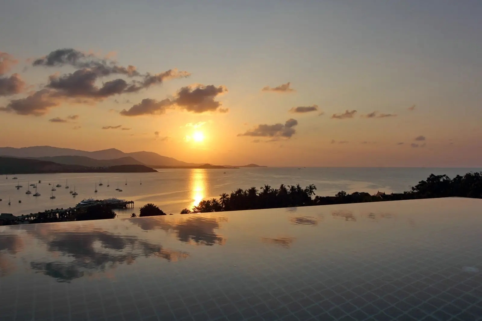 Superbe villa avec piscine de 2 chambres offrant une vue panoramique sur la mer à vendre