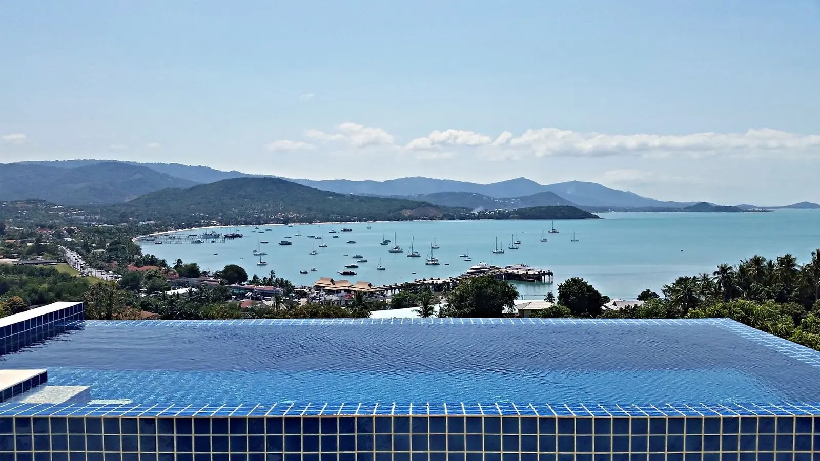 Superbe villa avec piscine de 2 chambres offrant une vue panoramique sur la mer à vendre