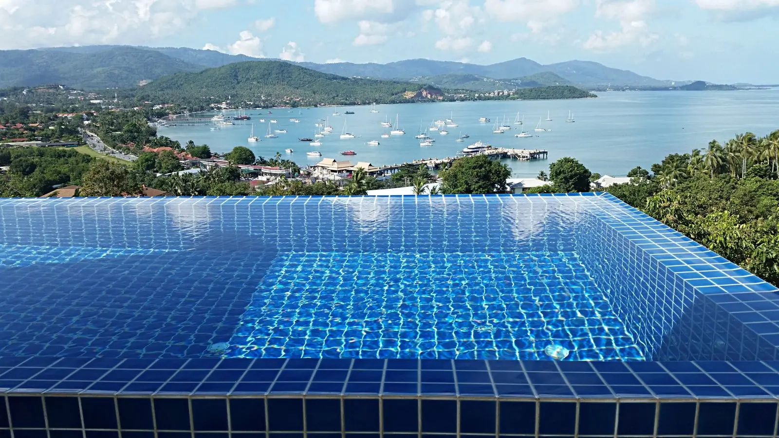 Superbe villa avec piscine de 2 chambres offrant une vue panoramique sur la mer à vendre