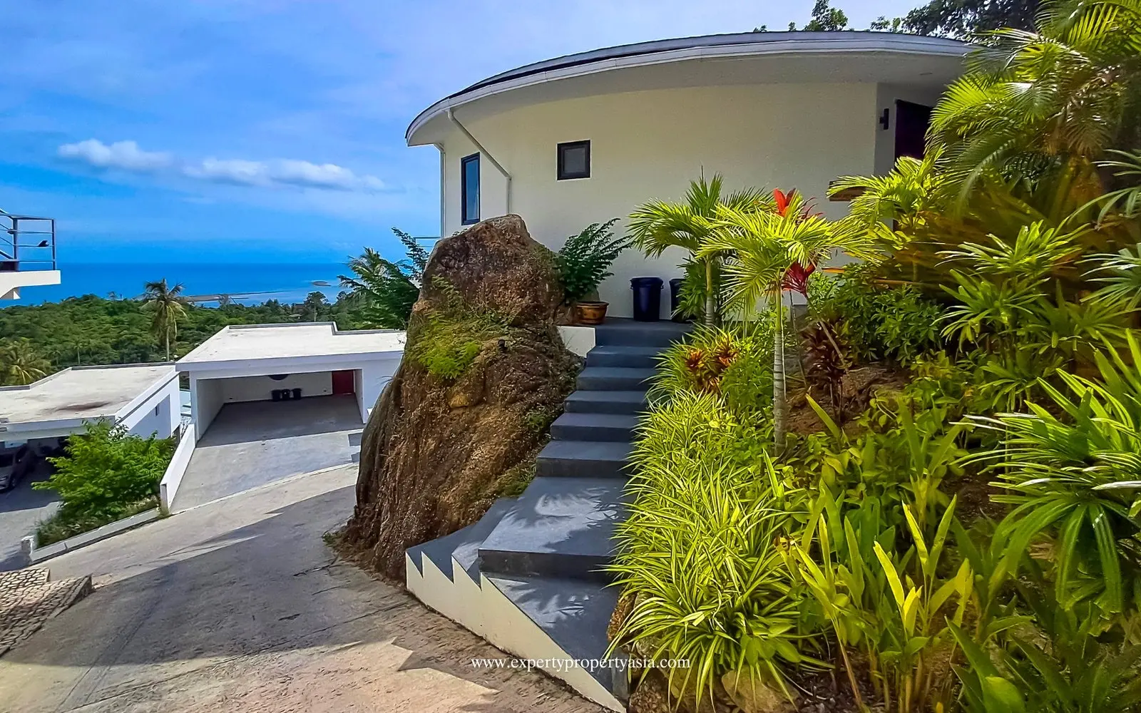 Bonheur Balinais : Villa de 2 Chambres avec Vue Imprenable à Lamai