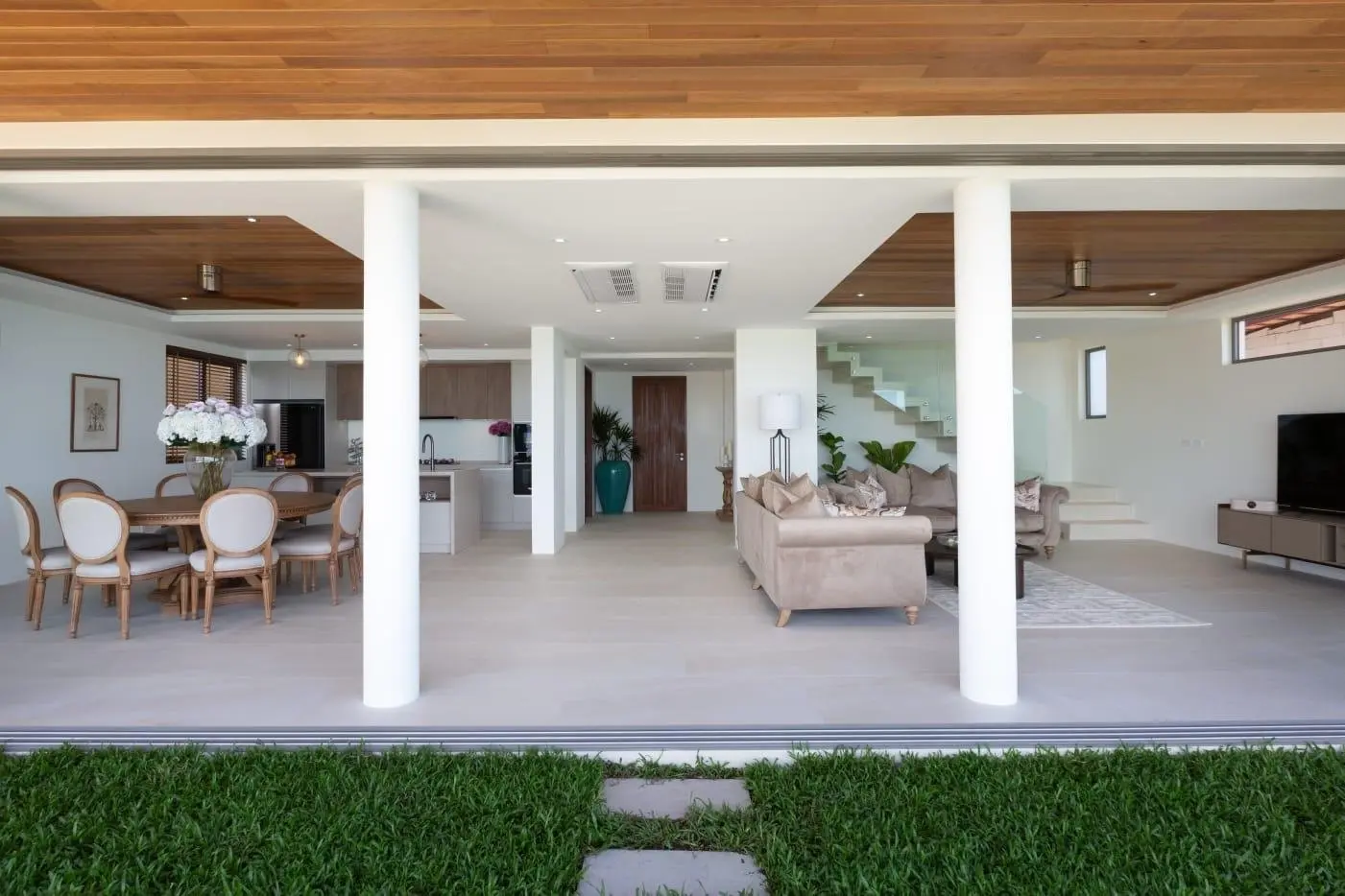 4 Bedrooms Urgent Sale: Exquisite Freehold Luxury Villa in Choeng Mon, Koh Samui " Free hold"