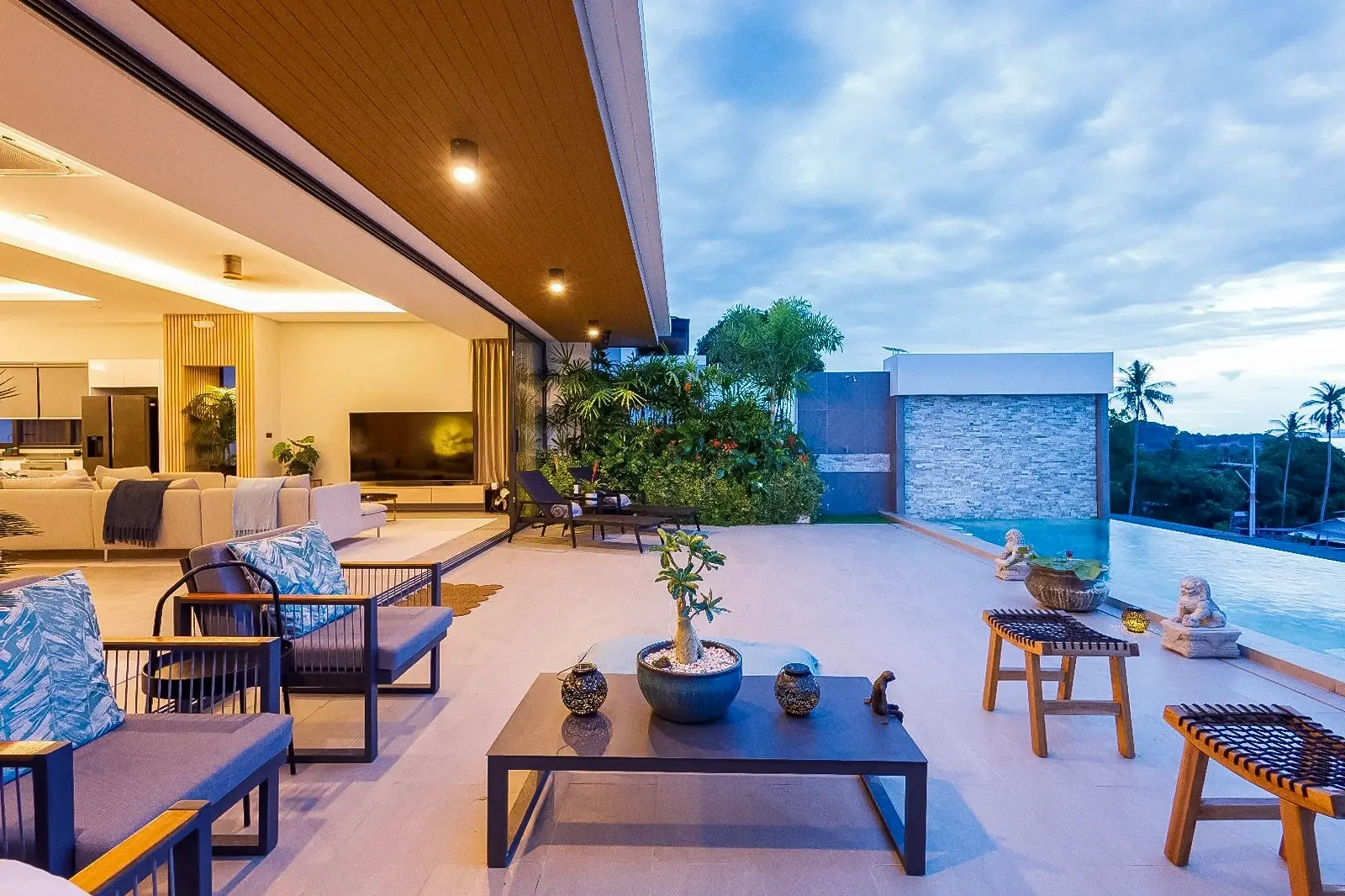 VILLA À DEUX ÉTAGES AVEC VUE SUR LA MER À VENDRE À BOPHUT, KOH SAMUI