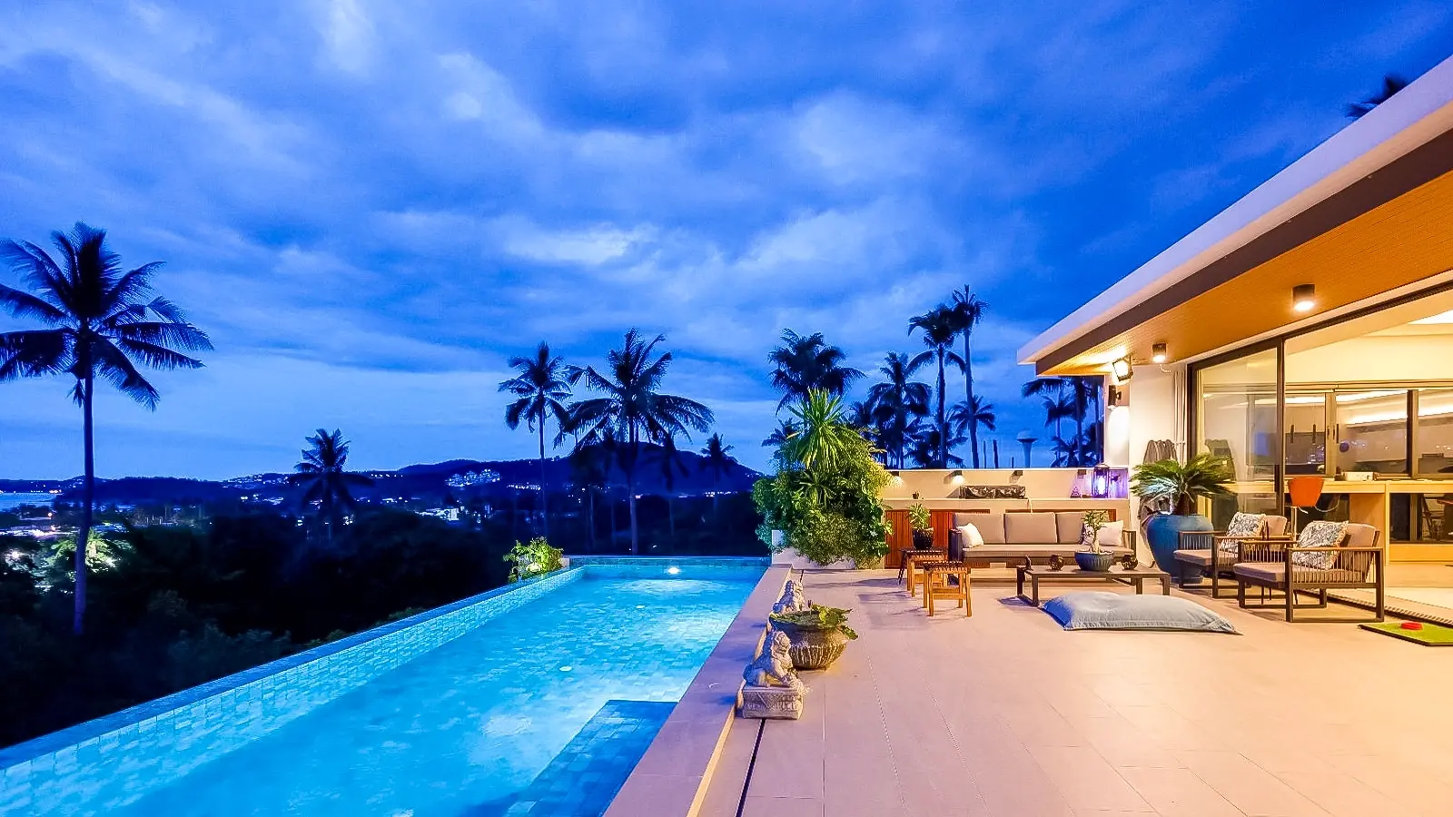 VILLA À DEUX ÉTAGES AVEC VUE SUR LA MER À VENDRE À BOPHUT, KOH SAMUI