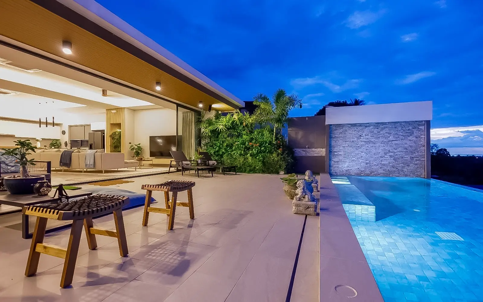 VILLA À DEUX ÉTAGES AVEC VUE SUR LA MER À VENDRE À BOPHUT, KOH SAMUI