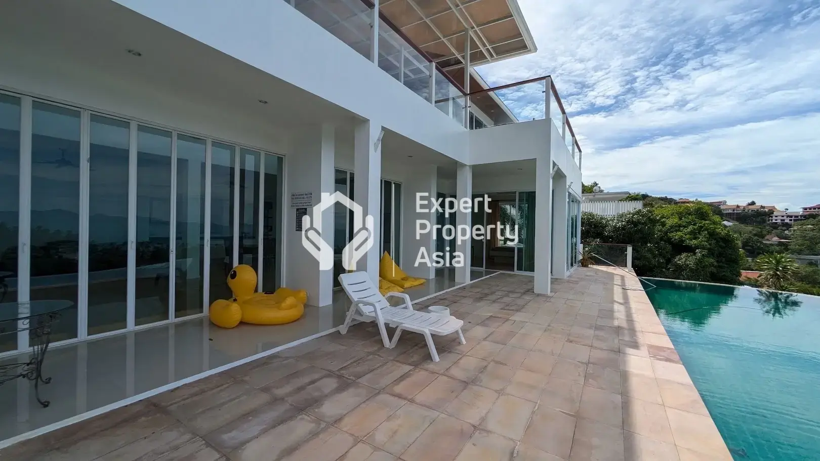 *For Rent: Spacious 6-Bedroom Villa with Sea View**  