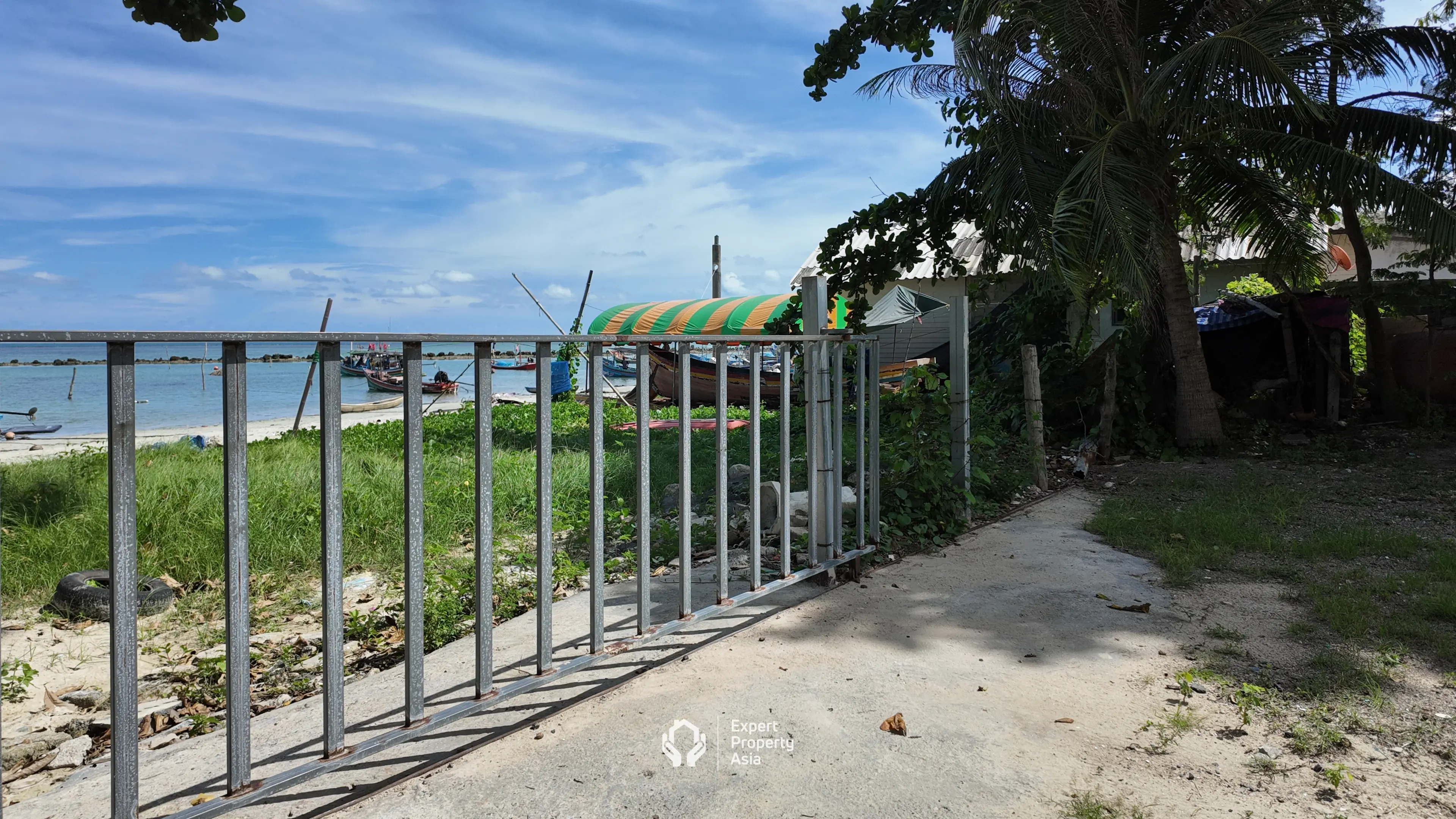 UNE EXCELLENTE OPPORTUNITÉ D'ACQUÉRIR UN TERRAIN EN BORD DE MER PROCHE D'UNE ÉCOLE INTERNATIONALE