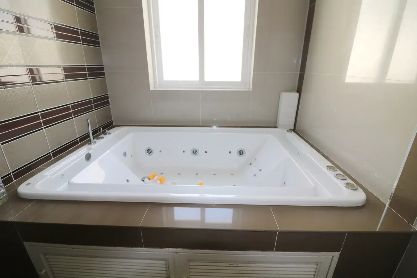 บ้านหรู 5 ห้องนอน 5 ห้องน้ำ ขายในอำเภอหนองบัว จังหวัดอุดรธานี ประเทศไทย