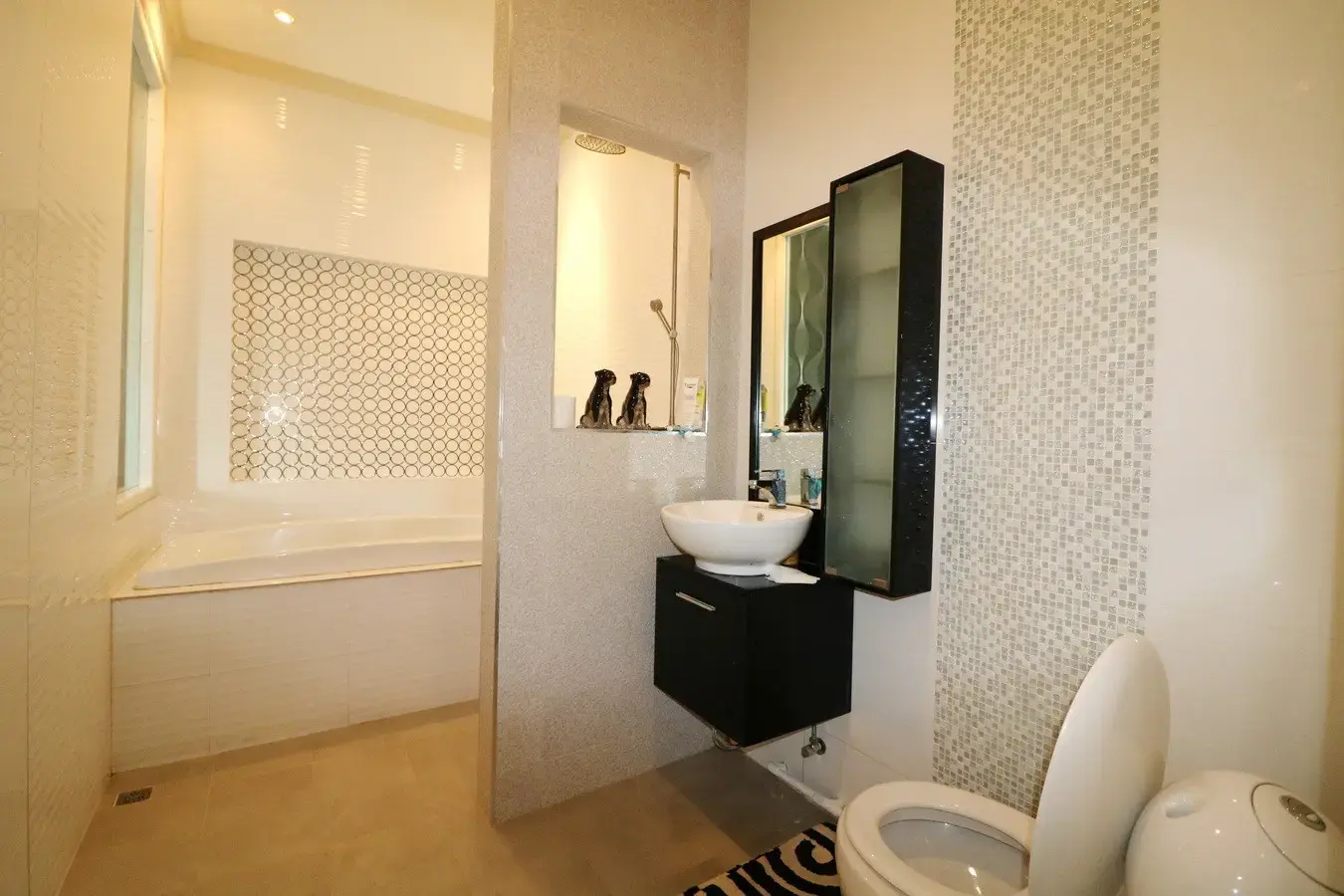 บ้านหรู 5 ห้องนอน 5 ห้องน้ำ ขายในอำเภอหนองบัว จังหวัดอุดรธานี ประเทศไทย