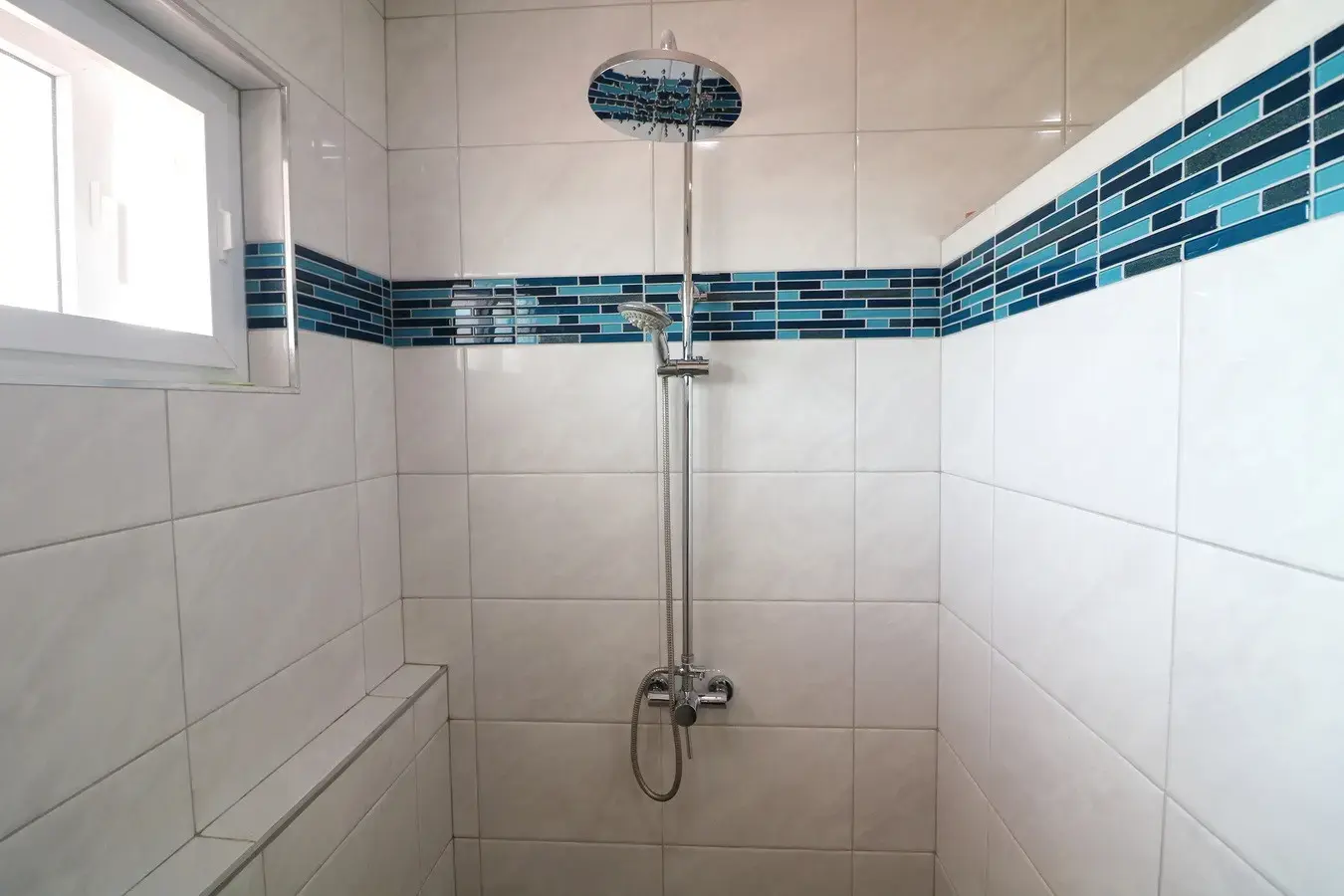 สำหรับขาย: บ้าน 2 ชั้น 3 ห้องนอน 3 ห้องน้ำ พร้อมที่ดิน 16+ ไร่ ในอำเภอหนองหาน