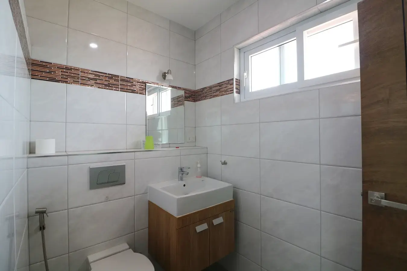 สำหรับขาย: บ้าน 2 ชั้น 3 ห้องนอน 3 ห้องน้ำ พร้อมที่ดิน 16+ ไร่ ในอำเภอหนองหาน