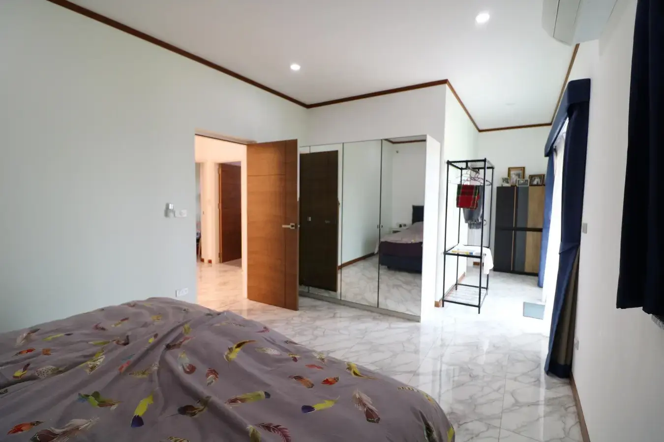 สำหรับขาย: บ้าน 2 ชั้น 3 ห้องนอน 3 ห้องน้ำ พร้อมที่ดิน 16+ ไร่ ในอำเภอหนองหาน