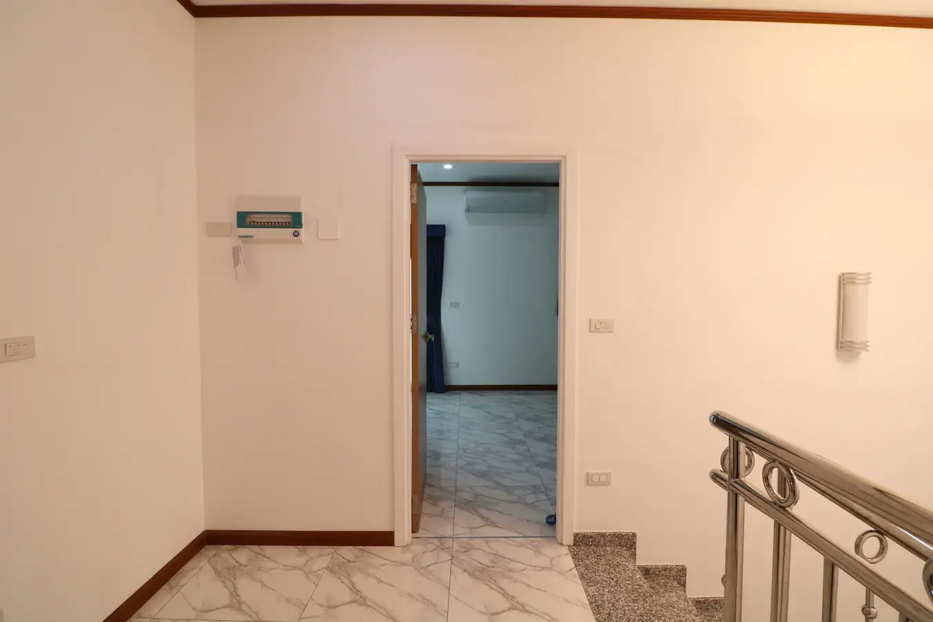 สำหรับขาย: บ้าน 2 ชั้น 3 ห้องนอน 3 ห้องน้ำ พร้อมที่ดิน 16+ ไร่ ในอำเภอหนองหาน