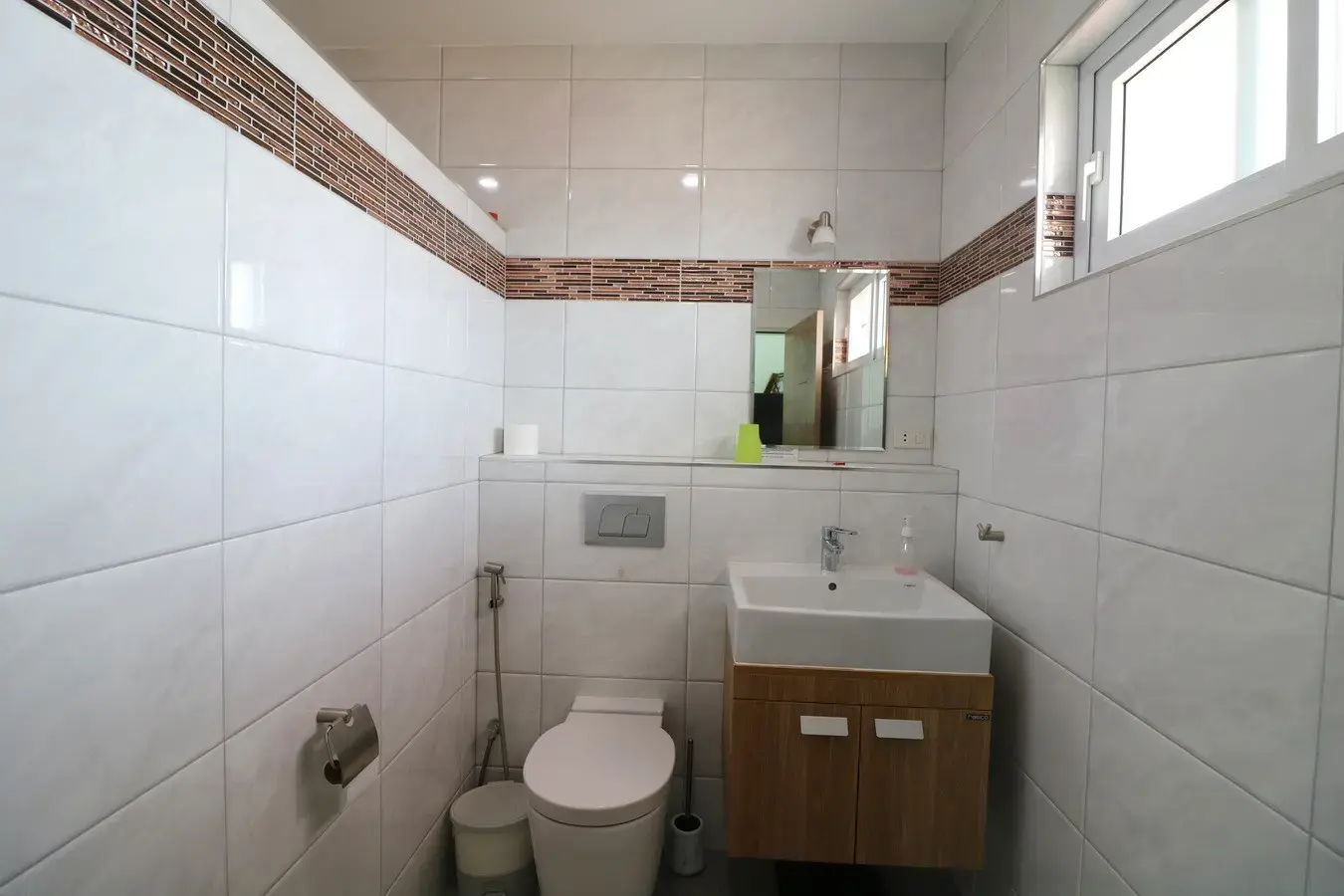 สำหรับขาย: บ้าน 2 ชั้น 3 ห้องนอน 3 ห้องน้ำ พร้อมที่ดิน 16+ ไร่ ในอำเภอหนองหาน