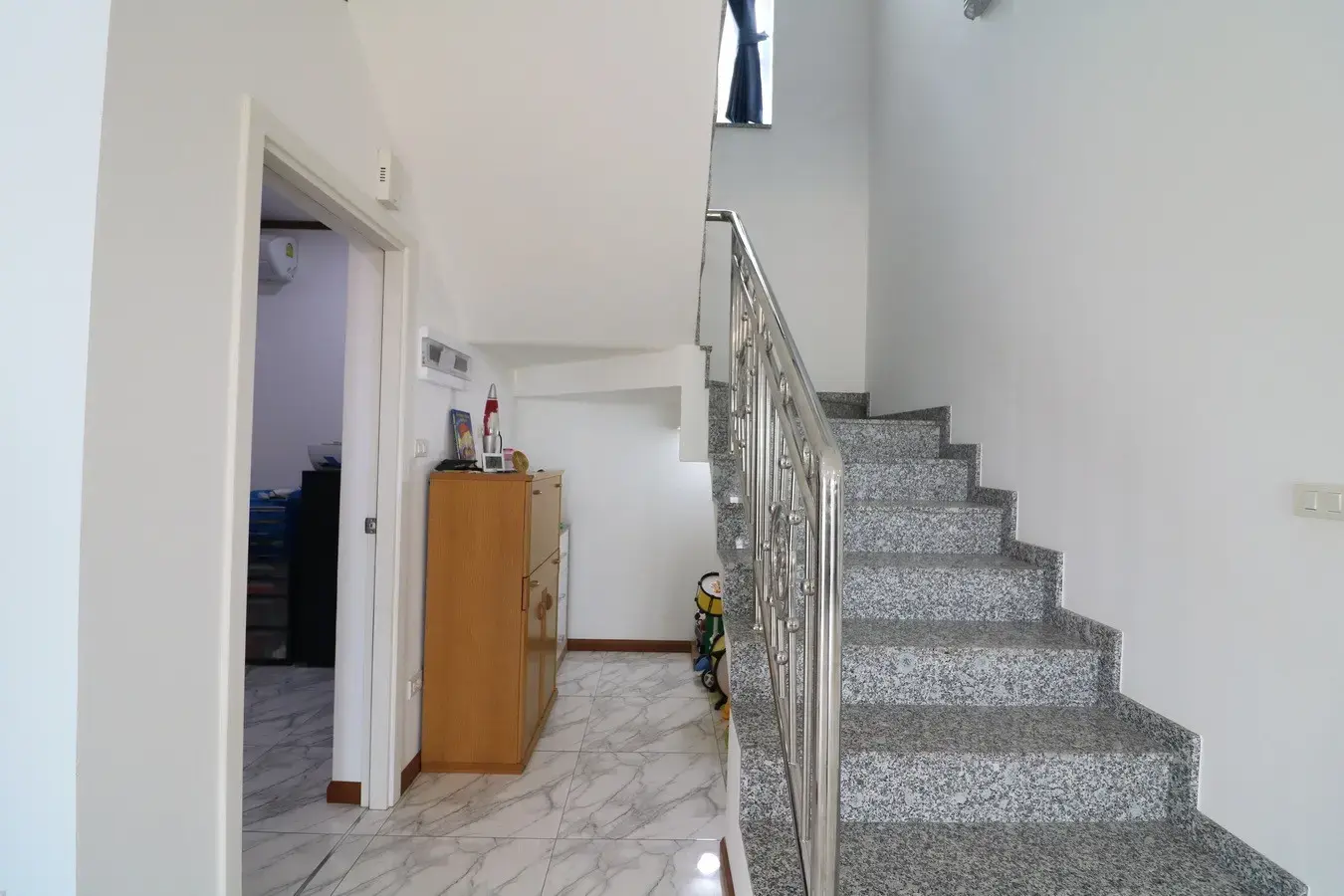 สำหรับขาย: บ้าน 2 ชั้น 3 ห้องนอน 3 ห้องน้ำ พร้อมที่ดิน 16+ ไร่ ในอำเภอหนองหาน