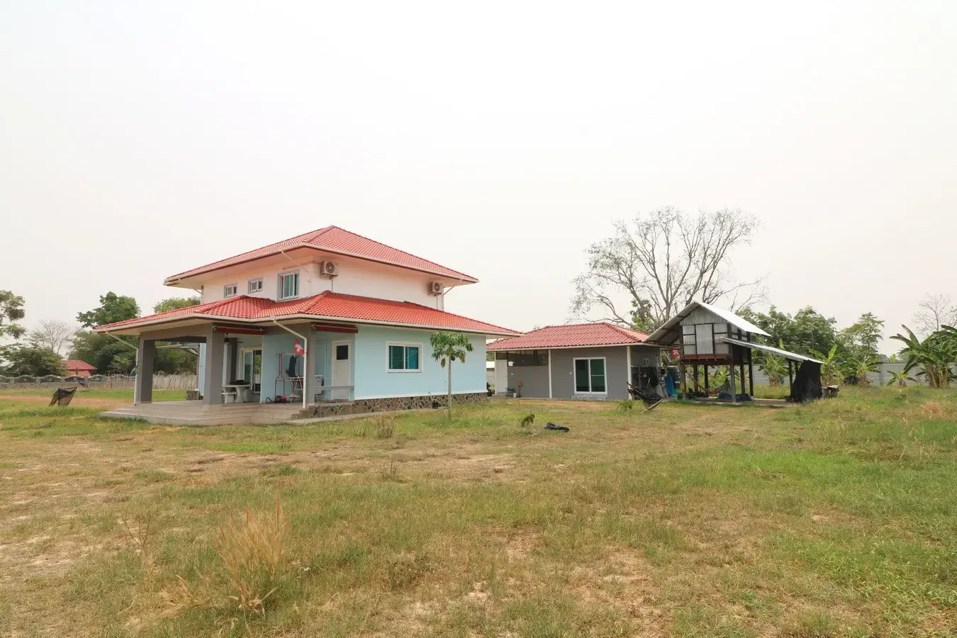 สำหรับขาย: บ้าน 2 ชั้น 3 ห้องนอน 3 ห้องน้ำ พร้อมที่ดิน 16+ ไร่ ในอำเภอหนองหาน