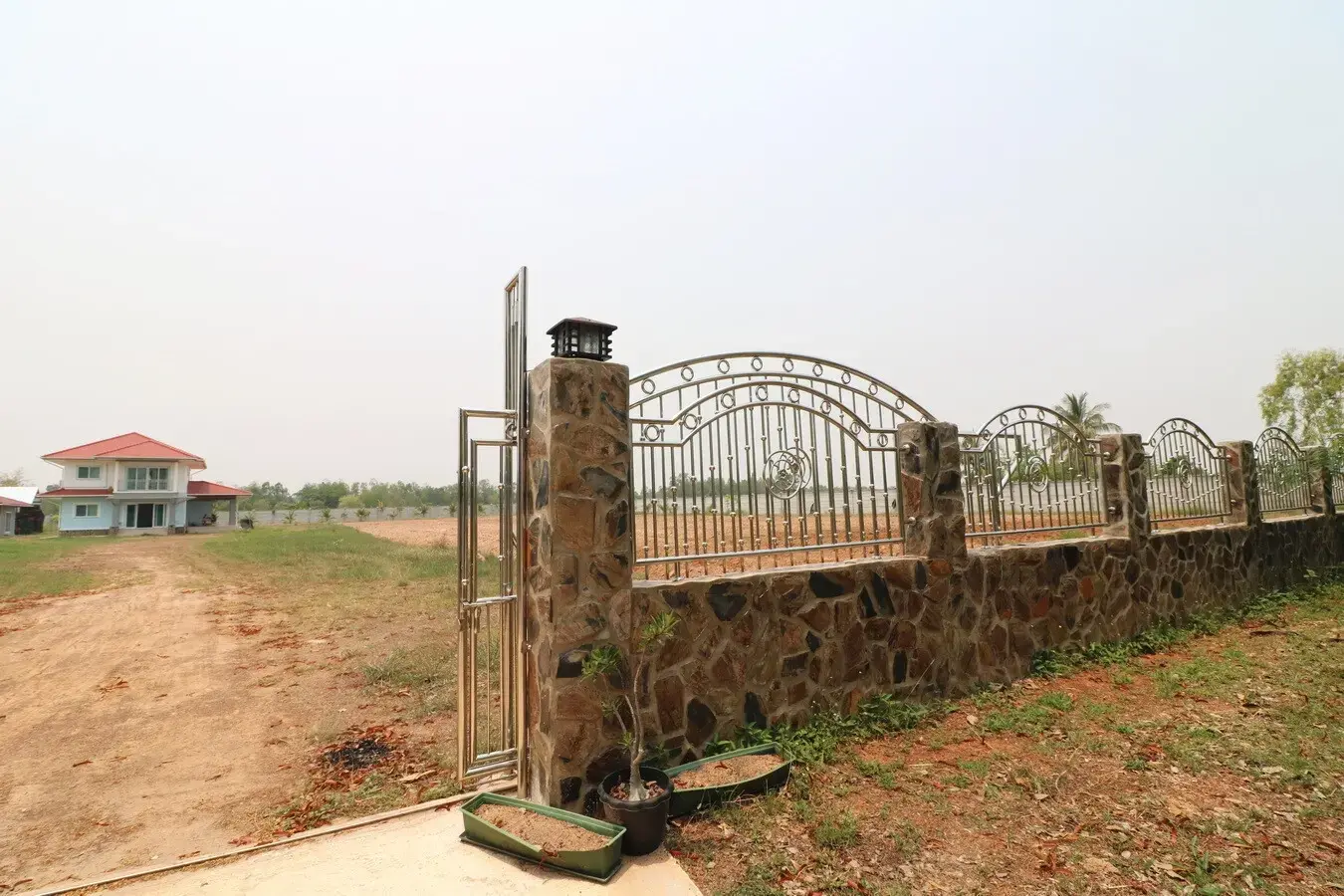 สำหรับขาย: บ้าน 2 ชั้น 3 ห้องนอน 3 ห้องน้ำ พร้อมที่ดิน 16+ ไร่ ในอำเภอหนองหาน