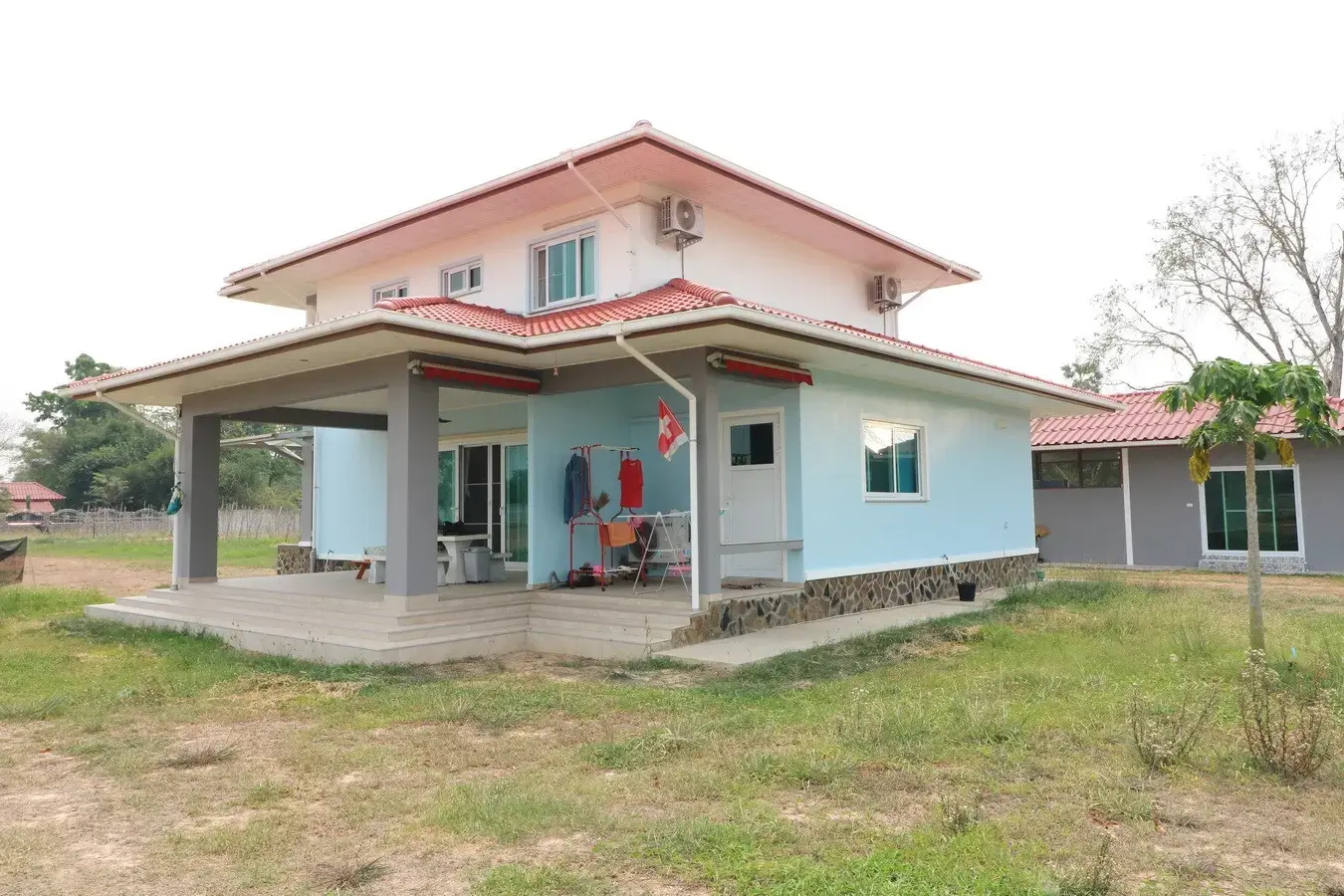 สำหรับขาย: บ้าน 2 ชั้น 3 ห้องนอน 3 ห้องน้ำ พร้อมที่ดิน 16+ ไร่ ในอำเภอหนองหาน