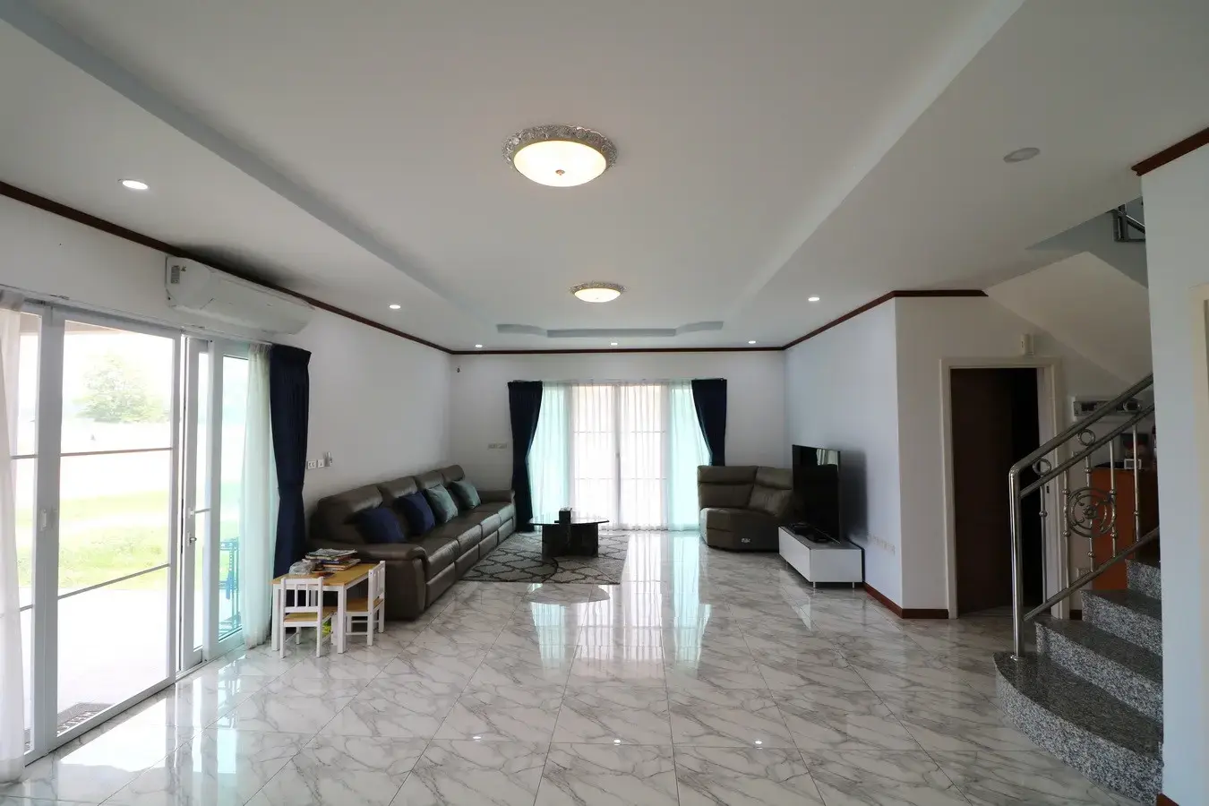 สำหรับขาย: บ้าน 2 ชั้น 3 ห้องนอน 3 ห้องน้ำ พร้อมที่ดิน 16+ ไร่ ในอำเภอหนองหาน