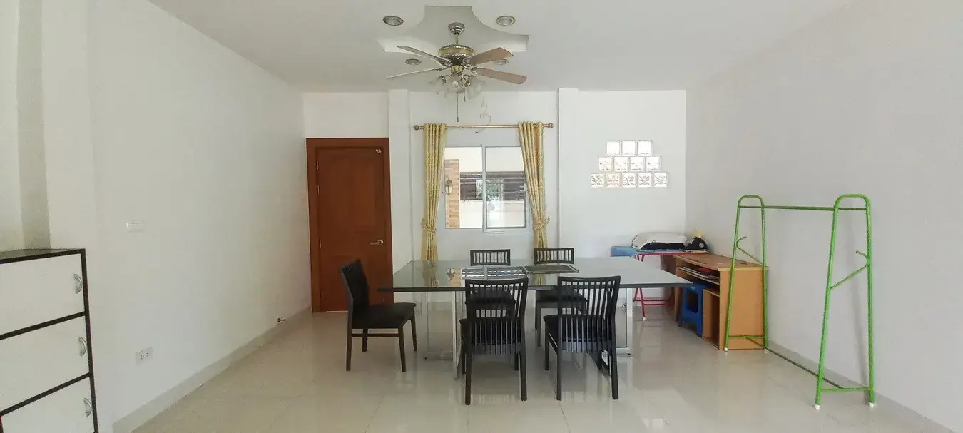 ขายบ้าน2ชั้น 3ห้องนอน 3ห้องน้ำ ที่ดินขนาดใหญ่ อุดรธานี ประเทศไทย