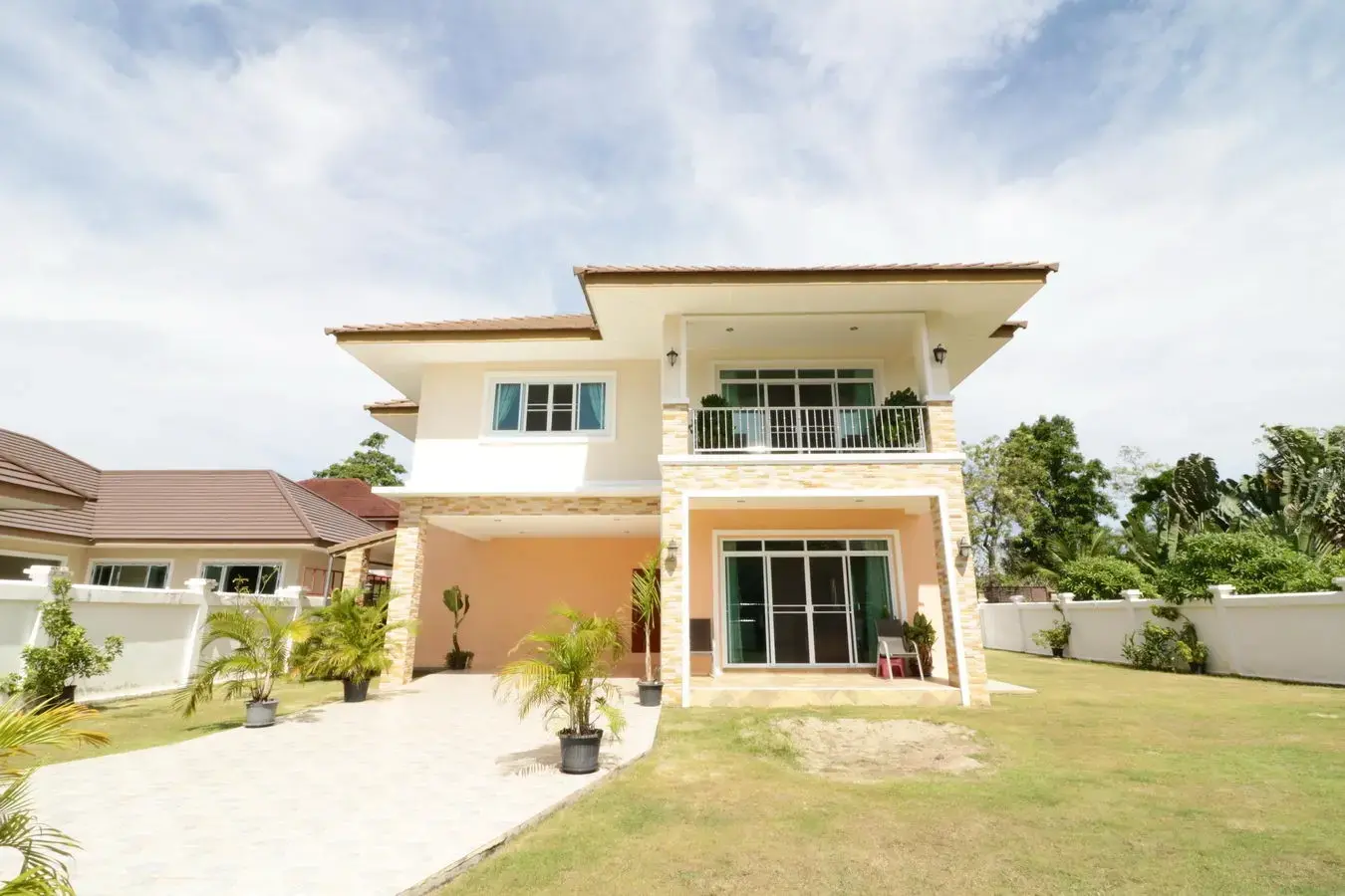 ขายบ้าน2ชั้น 3ห้องนอน 3ห้องน้ำ ที่ดินขนาดใหญ่ อุดรธานี ประเทศไทย